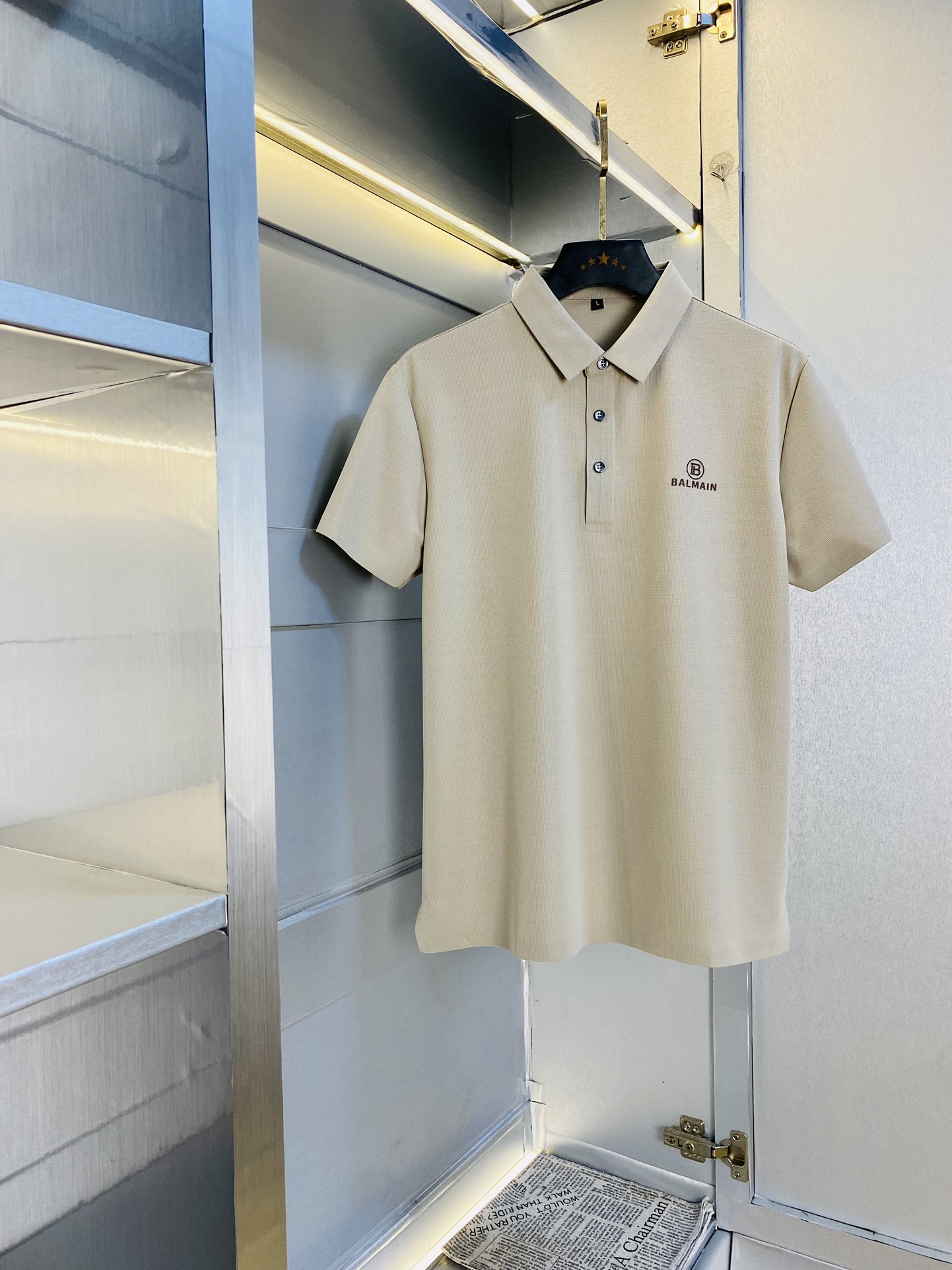 NO:446821,Original single item can be worn Balmain original single item quality Latest style Men's lapel short-sleeved T-shirt Polo shirt High-end printed workmanship!  Selected counters to customize the top-grade double mercerized bead flooring fabric. All details are perfectly crafted and replicated 100% authentic. Original hardware, high-end customized auxiliary materials, original factory original standard, excellent upper body effect!  Code number M-4XL, balmain, balmain, T-shirt, tees, t-shirt, alexander wang19860909原单货可穿斤 巴尔曼Balmain 原单品质 最新款 男装翻领短袖T恤Polo衫 高级印花做工！精选专柜订制顶级双丝光珠地棉进口面料 所有细节做工完美1比1复刻 还原正品百分百 原版五金 高端订制辅料 原厂原标 上身效果超赞！码数M-4XL,,balmain,balmain,T-shirt,tees，t-shirt,alexander wang,Men's clothing