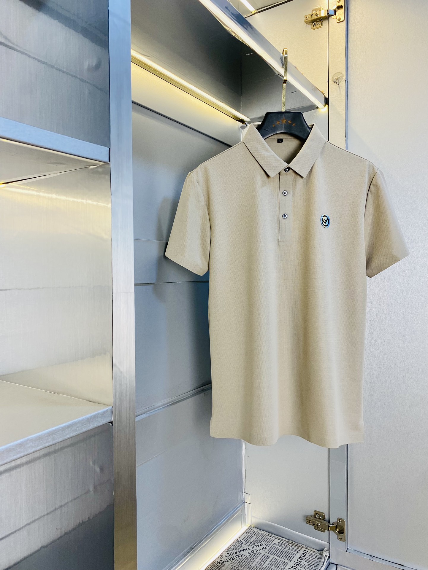 NO:449352,The original single product can be worn 220 kilograms Fendi original single quality 2025 latest men's lapel short-sleeved T-shirt Polo shirt with high-end printed workmanship!  Selected counters to customize the top-grade double mercerized bead flooring fabric. All details are perfectly crafted and replicated 100% authentic. Original hardware, high-end customized auxiliary materials, original factory original standard, excellent upper body effect!  Code number M-4XL, fendi, fendi, T-shirt, tees, t-shirt, alexander wang19860909原单货可穿220斤 芬迪Fendi 原单品质 2025最新款 男装翻领短袖T恤Polo衫 高级印花做工！精选专柜订制顶级双丝光珠地棉进口面料 所有细节做工完美1比1复刻 还原正品百分百 原版五金 高端订制辅料 原厂原标 上身效果超赞！码数M-4XL,,fendi,fendi,T-shirt,tees，t-shirt,alexander wang,Men's clothing