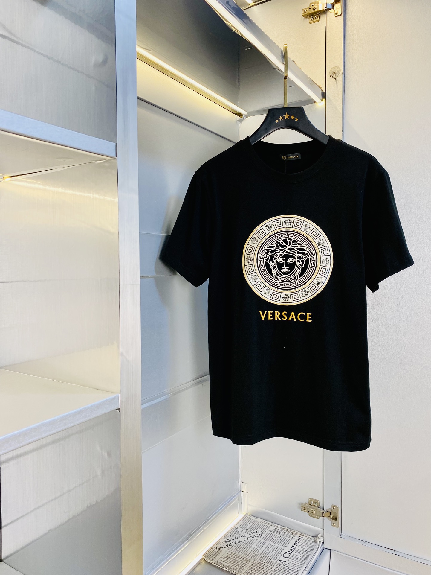 NO:449348,Wear 220 kilograms original order!  Fatty Gospel Couple Outfit Versace Original Quality 2025 Latest Short Sleeve T-shirt Five-quarter Sleeve Middle Sleeve Selected counter Customized top-grade cotton imported fabric with original wash mark!  Complete three standards, all the details are perfectly 1-to-1 reproduction, restore the authenticity 100% original hardware, high-end customized auxiliary materials, original factory original standards, excellent upper body effect!  S-XXL (175/135 catties wear M), versace, versace, T-shirt, tees, t-shirt, alexander wang19860909穿220斤 原单货！胖子福音 情侣装范思哲Versace 原单品质 2025最新款 短袖T恤 五分袖中袖 精选专柜订制顶级纯棉进口面料 带原版洗水唛！三标齐全 所有细节做工完美1比1复刻 还原正品百分百 原版五金 高端订制辅料 原厂原标 上身效果超赞！码数偏大S-XXL(175/135斤穿M),,versace,versace,T-shirt,tees，t-shirt,alexander wang,Men's clothing