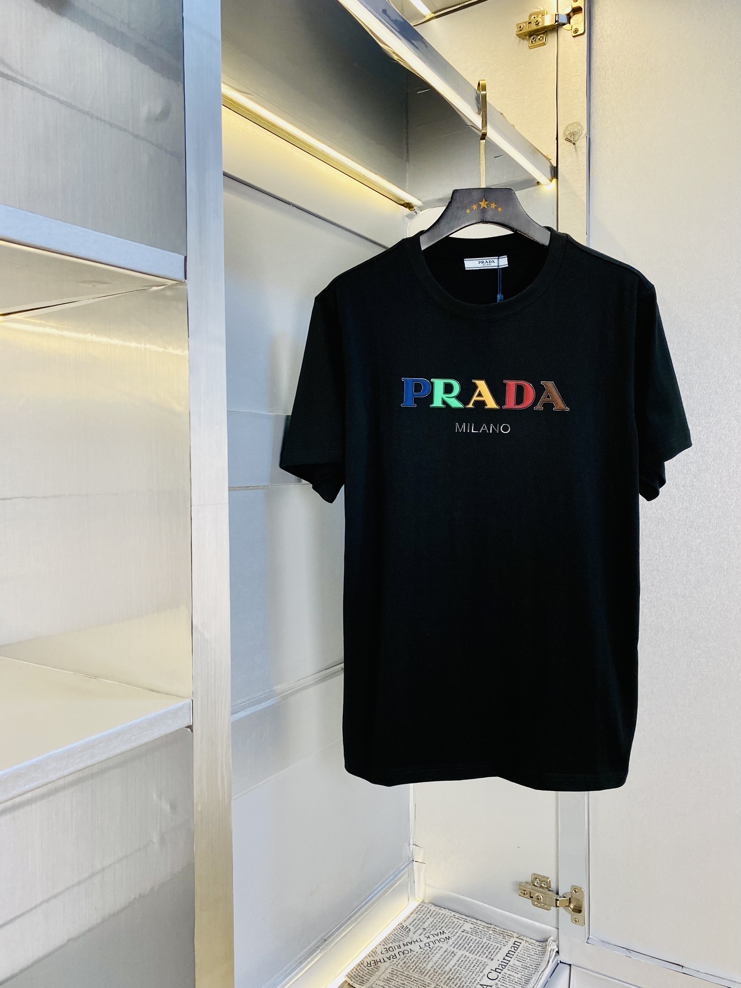 NO:446747,Wearing pounds, original order!  Fatty Gospel Couple Outfit Prada Prada Original Quality Latest Short Sleeve T-shirt Five-quarter Sleeve Middle Sleeve Selected counter Customized top-grade cotton imported fabric with original wash mark!  Complete three standards, all the details are perfectly 1-to-1 reproduction, restore the authenticity 100% original hardware, high-end customized auxiliary materials, original factory original standards, excellent upper body effect!  S-XXL (175/135 catties wear M), prada, prada, T-shirt, tees, t-shirt, alexander wang19860909穿斤 原单货！胖子福音 情侣装普拉达Prada 原单品质 最新款 短袖T恤 五分袖中袖 精选专柜订制顶级纯棉进口面料 带原版洗水唛！三标齐全 所有细节做工完美1比1复刻 还原正品百分百 原版五金 高端订制辅料 原厂原标 上身效果超赞！码数偏大S-XXL(175/135斤穿M),,prada,prada,T-shirt,tees，t-shirt,alexander wang,Men's clothing