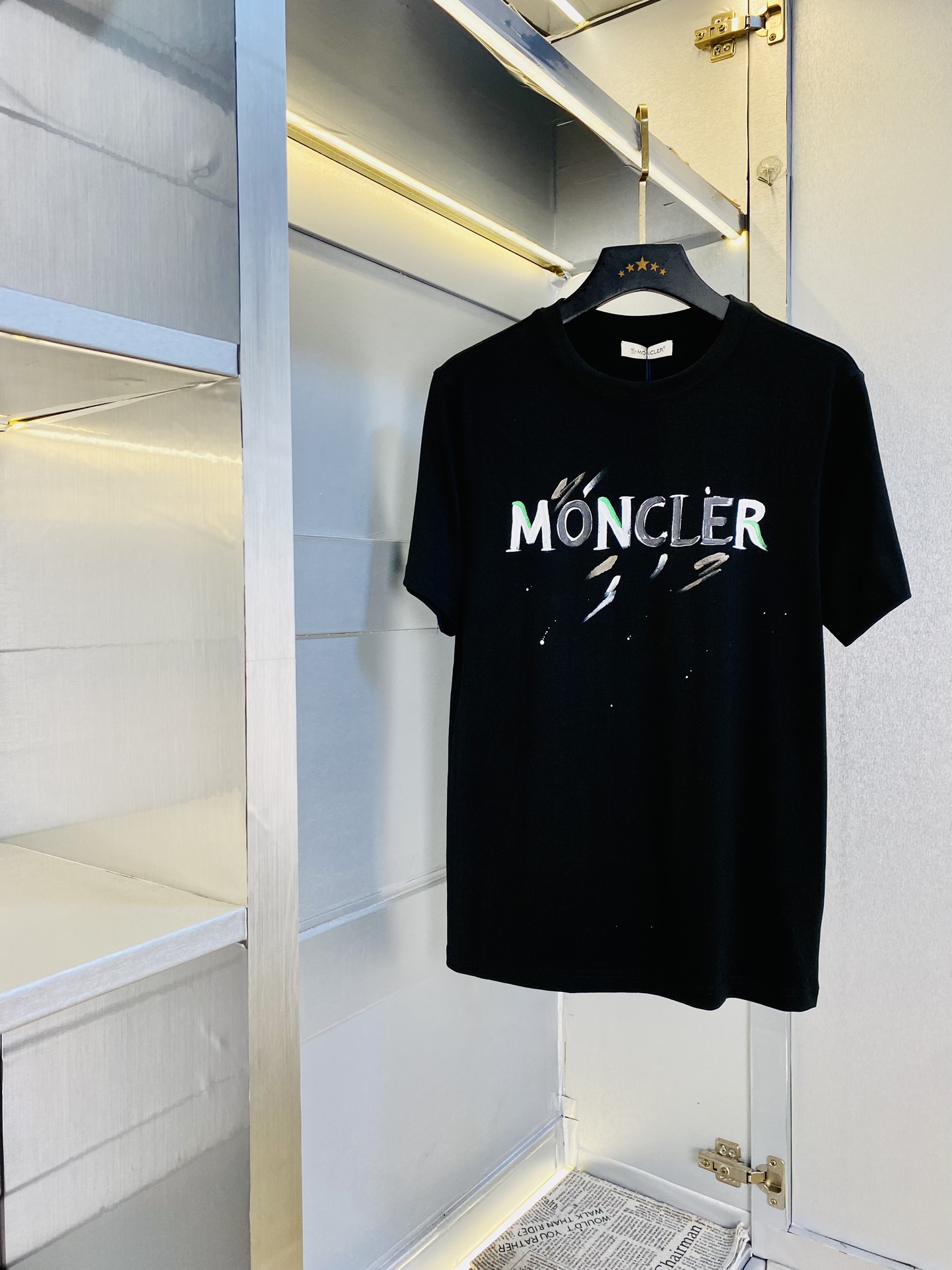 NO:446753,Wearing pounds, original order!  Gospel of Fatty, couple outfits, silhouettes, original single quality, latest style, short-sleeved T-shirt, five-point mid-sleeved, selected counter customized top-grade cotton imported fabric with original wash mark!  Complete three standards, all the details are perfectly 1-to-1 reproduction, restore the authenticity 100% original hardware, high-end customized auxiliary materials, original factory original standards, excellent upper body effect!  S-XXL (175/135 catties M), Moncler, T-shirt,tees, t-shirt,alexander wang19860909穿斤 原单货！胖子福音 情侣装蒙口Moncler 原单品质 最新款 短袖T恤 五分袖中袖 精选专柜订制顶级纯棉进口面料 带原版洗水唛！三标齐全 所有细节做工完美1比1复刻 还原正品百分百 原版五金 高端订制辅料 原厂原标 上身效果超赞！码数偏大S-XXL(175/135斤穿M),,Moncler,T-shirt,tees，t-shirt,alexander wang,Men's clothing