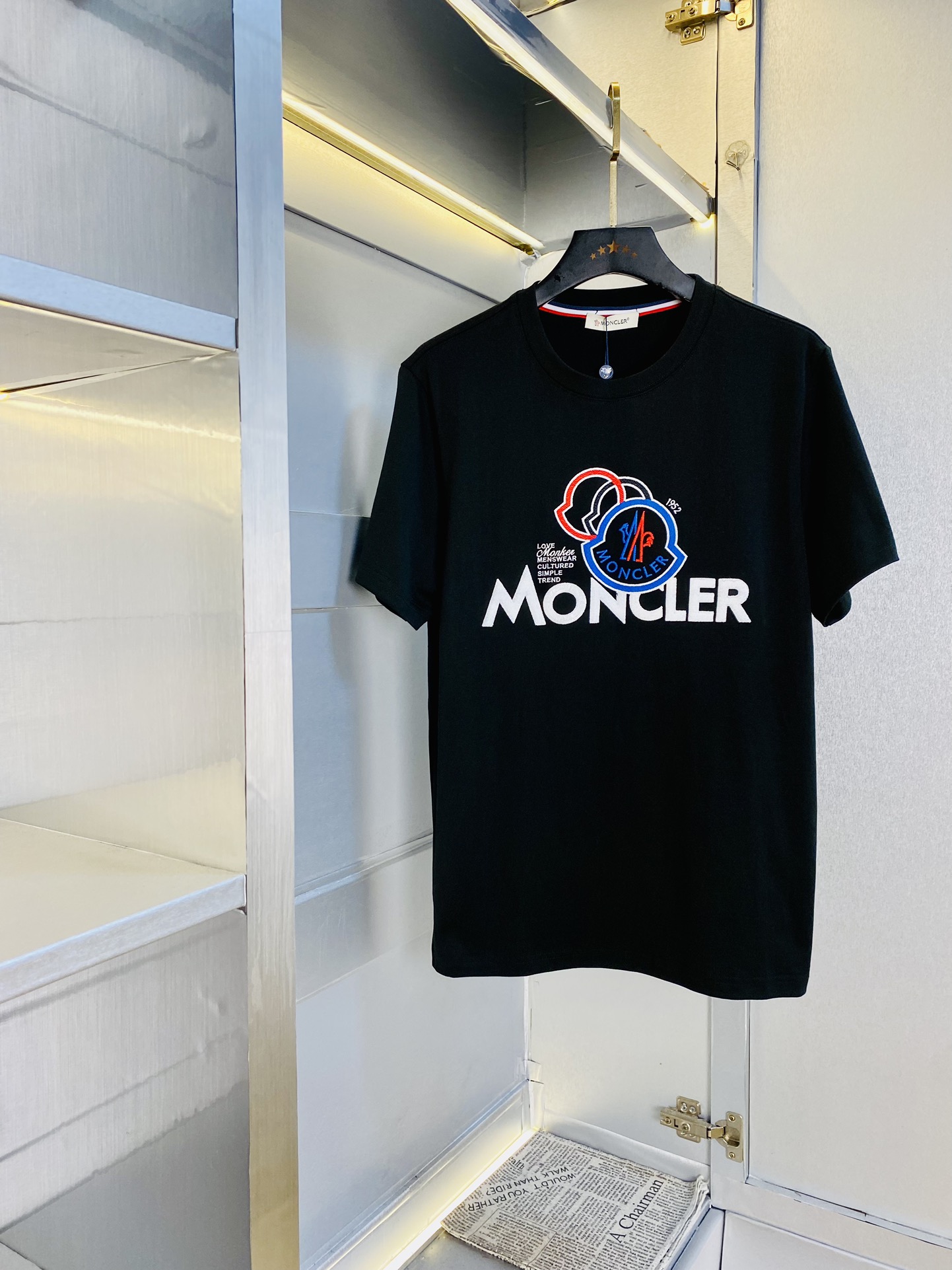 NO:510632,Wear 220 kilograms original order!  Gospel of Fatty, couple outfits, Moncler, original single quality, 2025 latest model, short-sleeved T-shirt, five-point mid-sleeved, selected counter customized top-grade cotton imported fabric with original wash mark!  Complete three standards, all the details are perfectly 1-to-1 reproduction, restore the authenticity 100% original hardware, high-end customized auxiliary materials, original factory original standards, excellent upper body effect!  S-XXL (175/135 catties M), Moncler, T-shirt,tees, t-shirt,alexander wang19860909穿220斤 原单货！胖子福音 情侣装蒙口Moncler 原单品质 2025最新款 短袖T恤 五分袖中袖 精选专柜订制顶级纯棉进口面料 带原版洗水唛！三标齐全 所有细节做工完美1比1复刻 还原正品百分百 原版五金 高端订制辅料 原厂原标 上身效果超赞！码数偏大S-XXL(175/135斤穿M),,Moncler,T-shirt,tees，t-shirt,alexander wang,Men's clothing