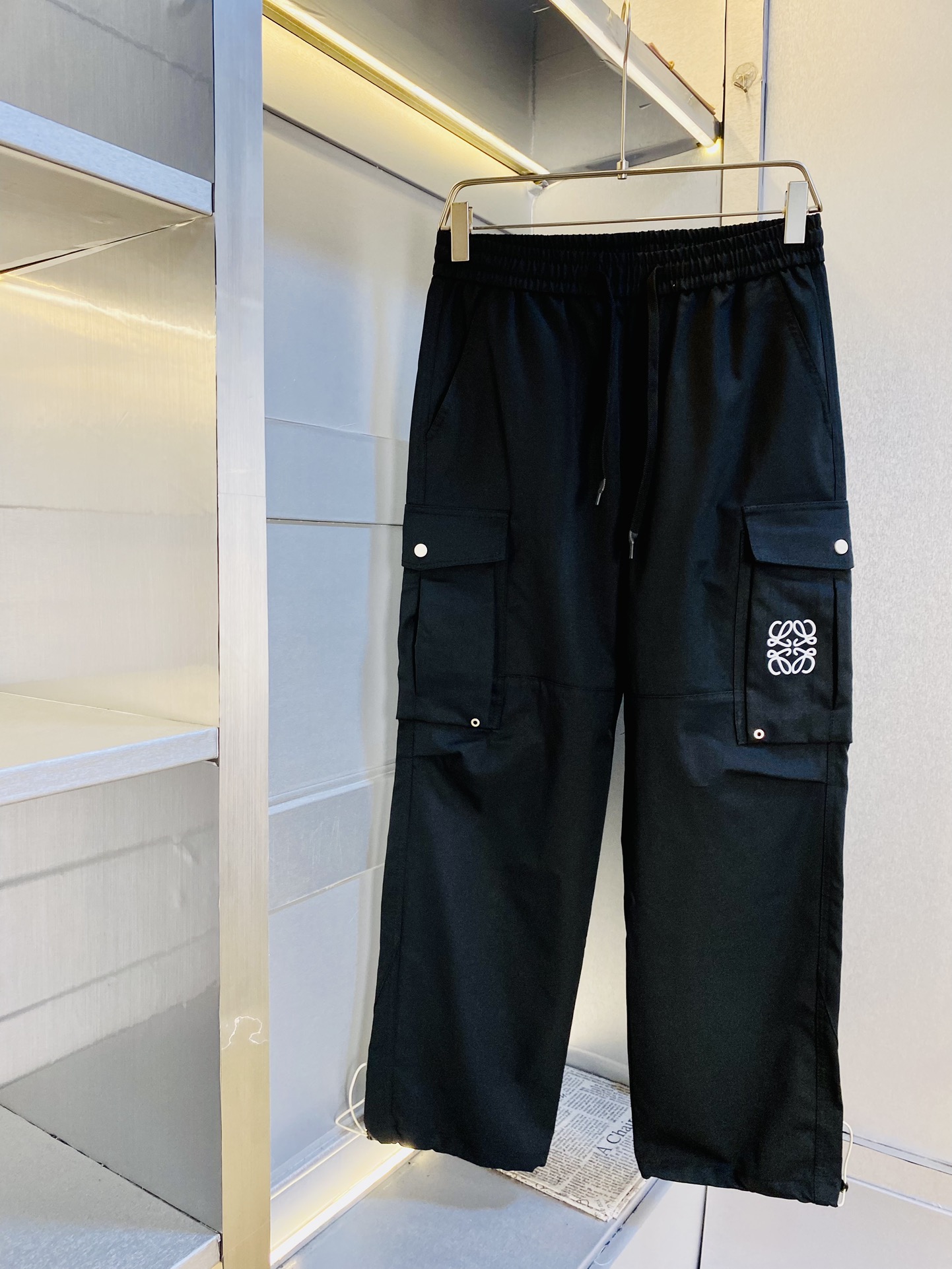 NO:449292,The original official website can wear 210 catties Loewe. Simple and fashionable. Summer summer casual pants, wardrobe trousers, elastic pants, straight trousers, sweatpants, wide-leg pants, work pants, very comfortable to wear, low-key and luxurious, very classy when worn, and there is no need to say much about the trousers and cuts. The upper body is exquisite and vivid. The truly first-class material. The truly palace-level casual pants, elastic pants, are made of Turkey's cotton, produce the most famous tannin cloth. The quality is excellent, and the pants are heavy washing makes the pants very soft!  Straight-footed style, not picky, absolutely stylish, expert design, extremely luxurious. Number of sizes: S-XXL (175/130 catties wear M), loewe, loewe, alexander wang19860909官网原单货 可穿210斤罗意威Loewe 简约时尚 夏季夏款休闲裤卫裤松紧裤直筒裤长裤运动裤阔腿裤工装裤身穿着非常舒适 低调不失奢华 穿出去非常有档次,裤型款式和裁剪亦无需多言 上身精致跃然.真正一等一顶级质料 真正殿堂级的休闲裤松紧裤,选用土耳其的棉花 生产出最有名的单宁布 品质卓然,经过重水洗使得裤子很柔软！直脚的版型 不挑人 上身绝对的有型 达人设计 极度奢华.码数:S-XXL（175/130斤穿M）,,loewe,loewe,alexander wang,Men's clothing