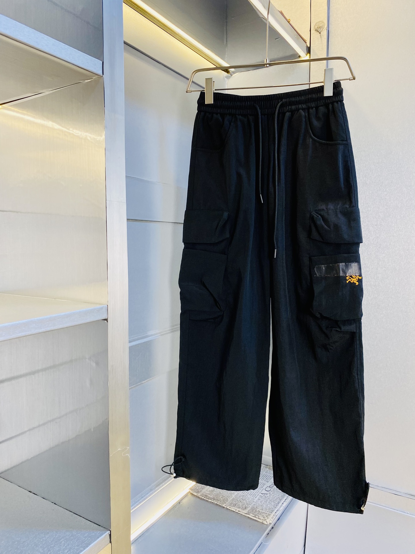 NO:449301,The original official website can wear 210 kilograms of Archaeopteryx. Simple and fashionable. Summer summer casual pants, wardrobe trousers, elastic pants, straight trousers, sweatpants, wide-leg pants, work pants, very comfortable to wear, low-key and luxurious, very classy when worn, and there is no need to say much about the style and cutting of the pants. The upper body is exquisite and vivid. The truly first-class material. The truly palace-level casual pants, elastic pants, are made of Turkish cotton, produce the most famous tannin cloth. The quality is excellent, and the pants are soft after heavy washing!  Straight-footed style, not picky, absolutely stylish, expert design, extremely luxurious. Number of sizes: S-XXL (175/130 catties wear M), arc'teryx, alexander wang19860909官网原单货 可穿210斤始祖鸟Arcteryx 简约时尚 夏季夏款休闲裤卫裤松紧裤直筒裤长裤运动裤阔腿裤工装裤身穿着非常舒适 低调不失奢华 穿出去非常有档次,裤型款式和裁剪亦无需多言 上身精致跃然.真正一等一顶级质料 真正殿堂级的休闲裤松紧裤,选用土耳其的棉花 生产出最有名的单宁布 品质卓然,经过重水洗使得裤子很柔软！直脚的版型 不挑人 上身绝对的有型 达人设计 极度奢华.码数:S-XXL（175/130斤穿M）,arc'teryx,alexander wang,Men's clothing