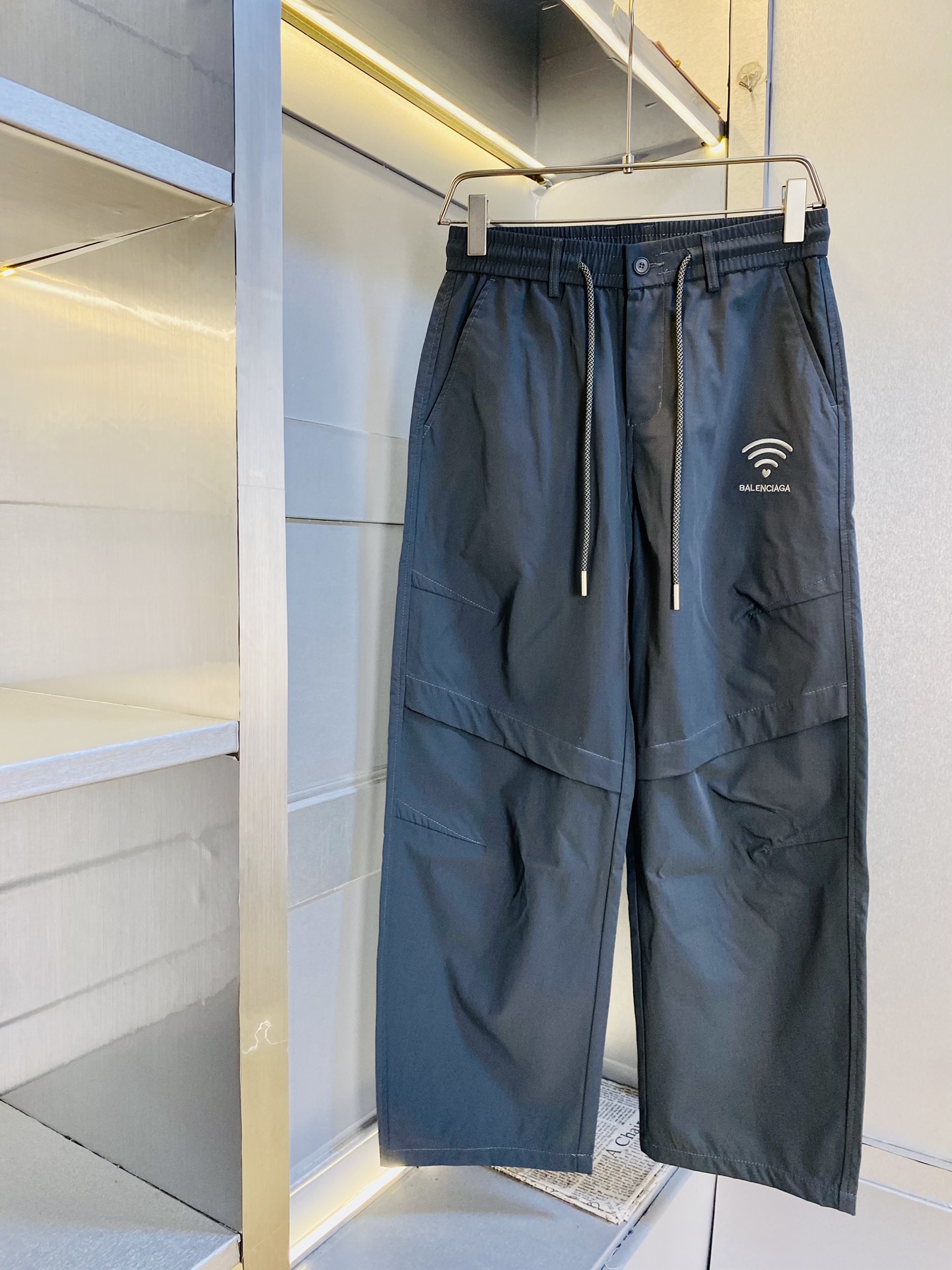 NO:449310,The original official website can wear 210 kilograms of Balenciaga. Simple and fashionable. Summer summer casual pants, wardrobe elastic pants, straight trousers, trousers, wide-leg pants, very comfortable to wear, low-key and luxurious, very classy when worn, and there is no need to say much about the trousers and cuts. The upper body is exquisite and vivid. The truly first-class material. The truly palace-grade casual pants, elastic pants, uses Turkish cotton, produces the most famous tannin cloth. The quality is excellent, and the pants are heavy washing makes the pants very soft!  Straight-footed style, not picky, absolutely stylish, expert design, extremely luxurious. Number of sizes: S-XXL (175/130 catties wear M),, balenciaga, balenciaga, alexander wang19860909官网原单货 可穿210斤巴黎世家Balenciaga 简约时尚 夏季夏款休闲裤卫裤松紧裤直筒裤长裤运动裤阔腿裤身穿着非常舒适 低调不失奢华 穿出去非常有档次,裤型款式和裁剪亦无需多言 上身精致跃然.真正一等一顶级质料 真正殿堂级的休闲裤松紧裤,选用土耳其的棉花 生产出最有名的单宁布 品质卓然,经过重水洗使得裤子很柔软！直脚的版型 不挑人 上身绝对的有型 达人设计 极度奢华.码数:S-XXL（175/130斤穿M）,,balenciaga,balenciaga,alexander wang,Men's clothing