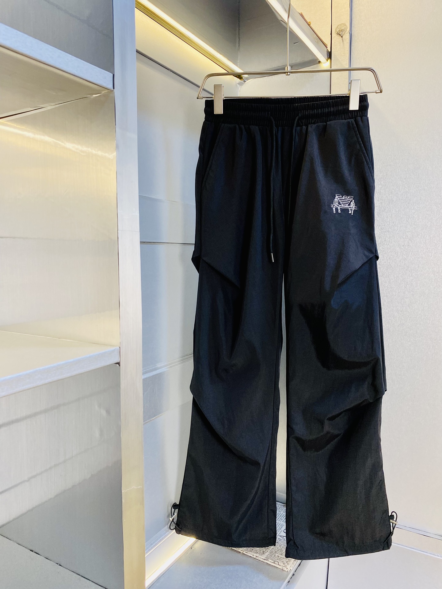 NO:449318,The original official website can wear 210 catties Armani Armani Simple and fashionable Summer casual pants, wardrobe elastic pants, straight trousers, trousers, wide-leg pants, very comfortable to wear, low-key and luxurious, very classy when worn, trousers and cut, no need to say much about the top body, the top quality is truly first-class, the real-class casual pants, elastic pants, choose Turkish cotton, produce the most famous tannin cloth, the quality is excellent, and the pants are very soft after heavy washing!  Straight-footed style, not picky, absolutely stylish, expert design, extremely luxurious. Number of sizes: S-XXL (175/130 catties wear M), armani, armani, alexander wang19860909官网原单货 可穿210斤阿玛尼Armani 简约时尚 夏季夏款休闲裤卫裤松紧裤直筒裤长裤运动裤阔腿裤身穿着非常舒适 低调不失奢华 穿出去非常有档次,裤型款式和裁剪亦无需多言 上身精致跃然.真正一等一顶级质料 真正殿堂级的休闲裤松紧裤,选用土耳其的棉花 生产出最有名的单宁布 品质卓然,经过重水洗使得裤子很柔软！直脚的版型 不挑人 上身绝对的有型 达人设计 极度奢华.码数:S-XXL（175/130斤穿M）,,armani,armani,alexander wang,Men's clothing