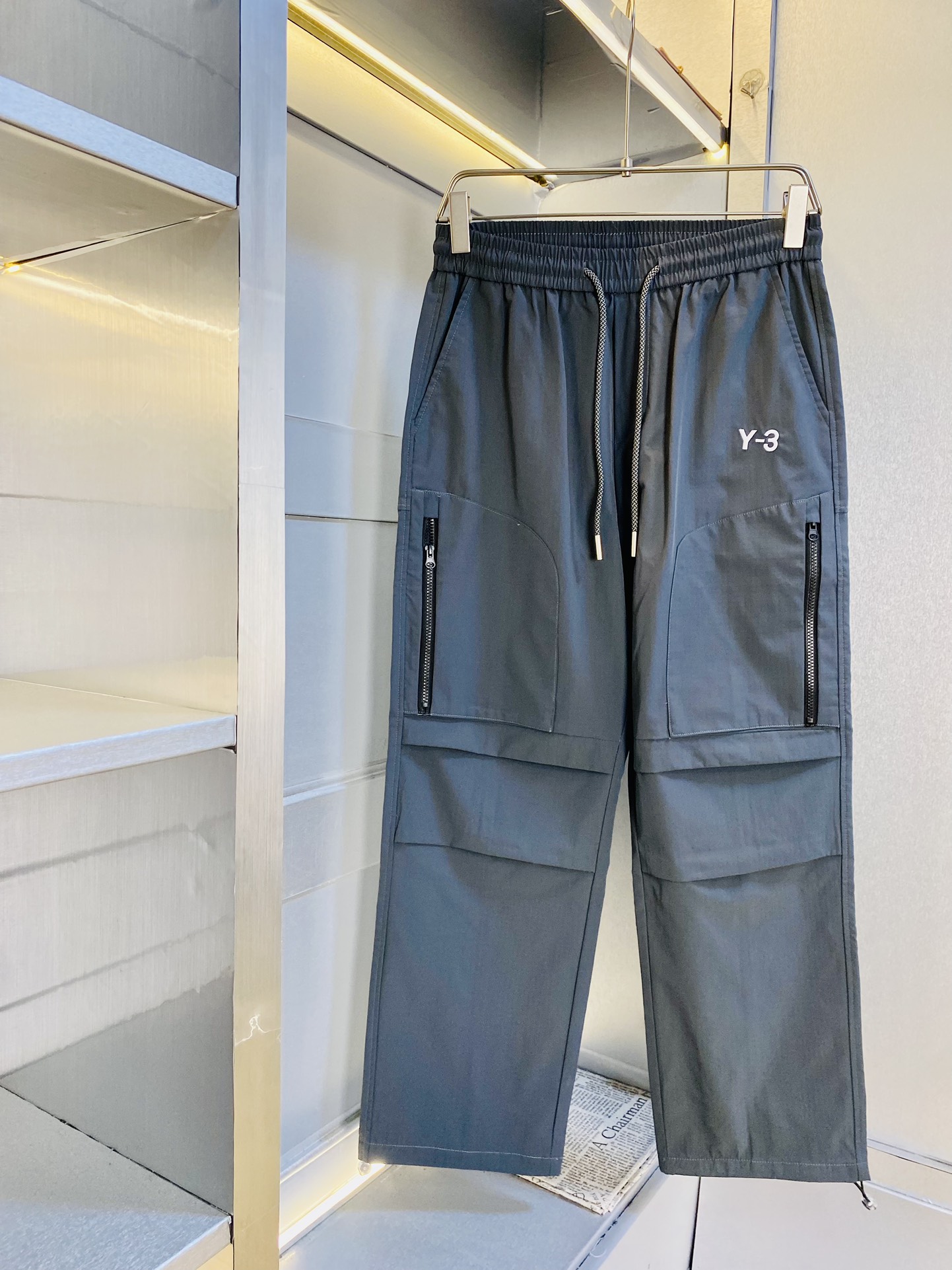 NO:449325,The original official website can wear 210 catties Y-3 y3 simple and fashionable summer casual pants, wardrobe elastic pants, straight trousers, trousers, sports pants, wide-leg pants, very comfortable to wear, low-key and luxurious, very classy when worn, there is no need to say much about the trousers style and cutting, the upper body is exquisite and vivid. The truly first-class material, the truly palace-level casual pants, elastic pants, are made of Turkey's cotton, and produce the most famous tannin cloth. The quality is excellent, and the pants are very soft after heavy washing!  Straight-footed style, not picky, absolutely stylish, expert design, extremely luxurious. Number of sizes: S-XXL (175/130 catties wear M), alexander wang19860909官网原单货 可穿210斤Y-3 y3简约时尚 夏季夏款休闲裤卫裤松紧裤直筒裤长裤运动裤阔腿裤身穿着非常舒适 低调不失奢华 穿出去非常有档次,裤型款式和裁剪亦无需多言 上身精致跃然.真正一等一顶级质料 真正殿堂级的休闲裤松紧裤,选用土耳其的棉花 生产出最有名的单宁布 品质卓然,经过重水洗使得裤子很柔软！直脚的版型 不挑人 上身绝对的有型 达人设计 极度奢华.码数:S-XXL（175/130斤穿M）,,alexander wang,Men's clothing