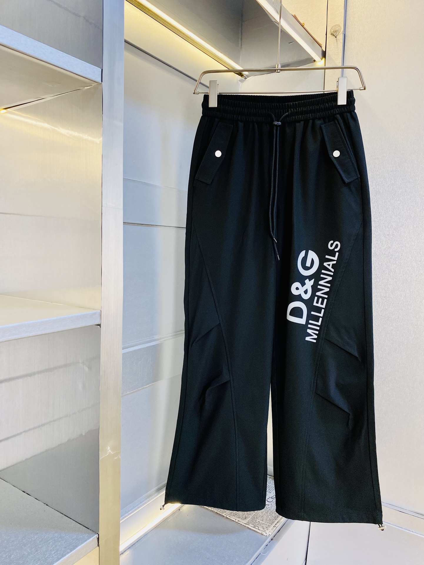 NO:449333,The original official website can wear 210 kilograms of Dolce & Gabbana DG Simple and fashionable Summer casual pants, wardrobe elastic pants, straight trousers, trousers, wide-leg pants, very comfortable to wear, low-key and luxurious, very classy when worn, and there is no need to say much about the style and cutting of the pants. The upper body is exquisite and vivid. The truly first-class material. The truly palace-level casual pants elastic pants are made of Turkish cotton and produce the most famous tannin cloth. The quality is excellent, and the pants are heavily washed and made very soft!  Straight-footed style, not picky, absolutely stylish, expert design, extremely luxurious. Number of sizes: S-XXL (175/130 catties wear M), Dolce & Gabbana, alexander wang19860909官网原单货 可穿210斤杜嘉班纳DG 简约时尚 夏季夏款休闲裤卫裤松紧裤直筒裤长裤运动裤阔腿裤身穿着非常舒适 低调不失奢华 穿出去非常有档次,裤型款式和裁剪亦无需多言 上身精致跃然.真正一等一顶级质料 真正殿堂级的休闲裤松紧裤,选用土耳其的棉花 生产出最有名的单宁布 品质卓然,经过重水洗使得裤子很柔软！直脚的版型 不挑人 上身绝对的有型 达人设计 极度奢华.码数:S-XXL（175/130斤穿M）,,Dolce&Gabbana,alexander wang,Men's clothing