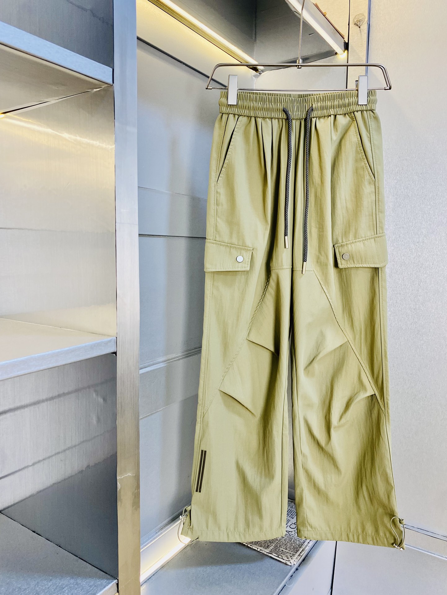 NO:449341,The original official website can wear 210 catties Prada Prada Simple and fashionable Summer casual pants, wardrobe elastic pants, straight trousers, trousers, wide-leg pants, very comfortable to wear, low-key and luxurious, very classy when worn, trousers and cut, no need to say much about the top body, the top quality is truly first-class, the real-class casual pants elastic pants, choose Turkish cotton to produce the most famous tannin cloth, excellent quality, heavy washing makes the pants very soft!  Straight-footed style, not picky, absolutely stylish, expert design, extremely luxurious. Number of sizes: S-XXL (175/130 catties wear M), prada, prada, alexander wang19860909官网原单货 可穿210斤普拉达Prada 简约时尚 夏季夏款休闲裤卫裤松紧裤直筒裤长裤运动裤阔腿裤身穿着非常舒适 低调不失奢华 穿出去非常有档次,裤型款式和裁剪亦无需多言 上身精致跃然.真正一等一顶级质料 真正殿堂级的休闲裤松紧裤,选用土耳其的棉花 生产出最有名的单宁布 品质卓然,经过重水洗使得裤子很柔软！直脚的版型 不挑人 上身绝对的有型 达人设计 极度奢华.码数:S-XXL（175/130斤穿M）,,prada,prada,alexander wang,Men's clothing