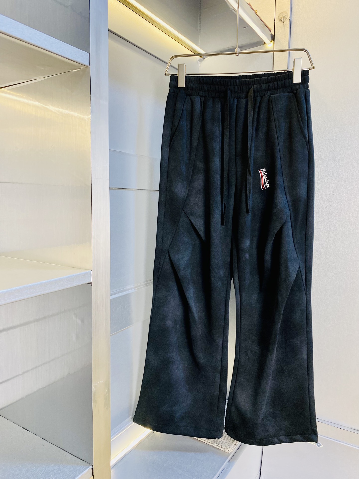 NO:449332,The original official website can wear 210 kilograms of Balenciaga. Simple and fashionable. Summer summer casual pants, wardrobe elastic pants, straight trousers, trousers, wide-leg pants, very comfortable to wear, low-key and luxurious, very classy when worn, and there is no need to say much about the trousers and cuts. The upper body is exquisite and vivid. The truly first-class material. The truly palace-grade casual pants, elastic pants, uses Turkish cotton, produces the most famous tannin cloth. The quality is excellent, and the pants are heavy washing makes the pants very soft!  Straight-footed style, not picky, absolutely stylish, expert design, extremely luxurious. Number of sizes: S-XXL (175/130 catties wear M),, balenciaga, balenciaga, alexander wang19860909官网原单货 可穿210斤巴黎世家Balenciaga 简约时尚 夏季夏款休闲裤卫裤松紧裤直筒裤长裤运动裤阔腿裤身穿着非常舒适 低调不失奢华 穿出去非常有档次,裤型款式和裁剪亦无需多言 上身精致跃然.真正一等一顶级质料 真正殿堂级的休闲裤松紧裤,选用土耳其的棉花 生产出最有名的单宁布 品质卓然,经过重水洗使得裤子很柔软！直脚的版型 不挑人 上身绝对的有型 达人设计 极度奢华.码数:S-XXL（175/130斤穿M）,,balenciaga,balenciaga,alexander wang,Men's clothing