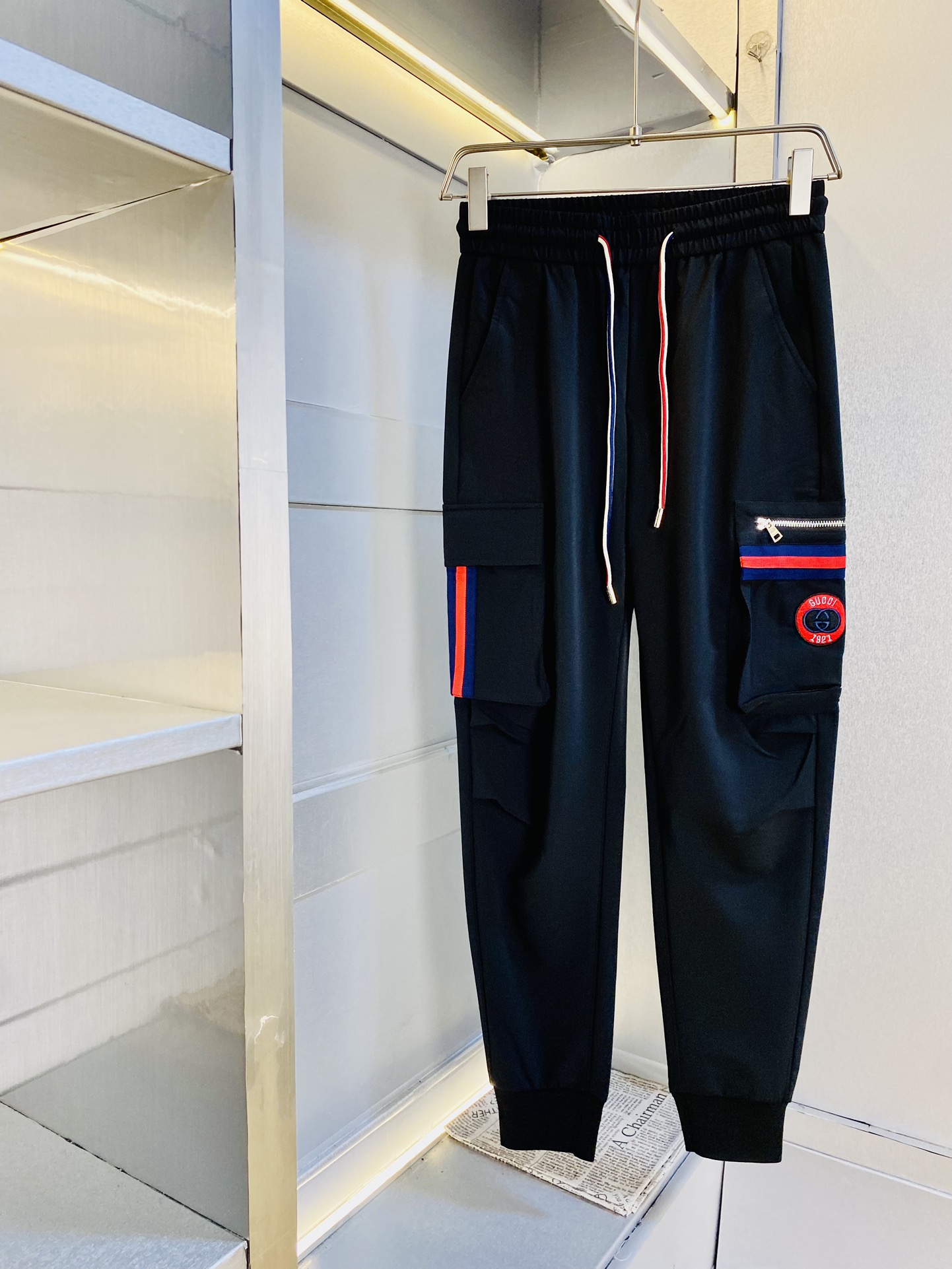 NO:446805,The original official website is available for wearing kilogram Gucci. Simple and fashionable. Summer casual pants, sweatpants, wardrobe pants, elastic pants, wide-leg pants, nine-leg pants, work pants, very comfortable to wear, low-key and luxurious, very high-end when worn, and there is no need to say much about the style and cutting of the pants. The upper body is exquisite and vivid. The truly first-class material. The truly palace-level casual pants, elastic pants, are made of Turkey's cotton, produce the most famous tannin cloth. The quality is excellent, and the pants are soft after heavy washing!  Straight-footed style, not picky, absolutely stylish, expert design, extremely luxurious. Number of codes: M-4XL, gucci, alexander wang19860909官网原单货 可穿斤古奇Gucci 简约时尚 夏季夏款休闲裤运动裤卫裤松紧裤阔腿裤长裤九分裤工装裤身穿着非常舒适 低调不失奢华 穿出去非常有档次,裤型款式和裁剪亦无需多言 上身精致跃然.真正一等一顶级质料 真正殿堂级的休闲裤松紧裤,选用土耳其的棉花 生产出最有名的单宁布 品质卓然,经过重水洗使得裤子很柔软！直脚的版型 不挑人 上身绝对的有型 达人设计 极度奢华.码数:M-4XL,,gucci,alexander wang,Men's clothing