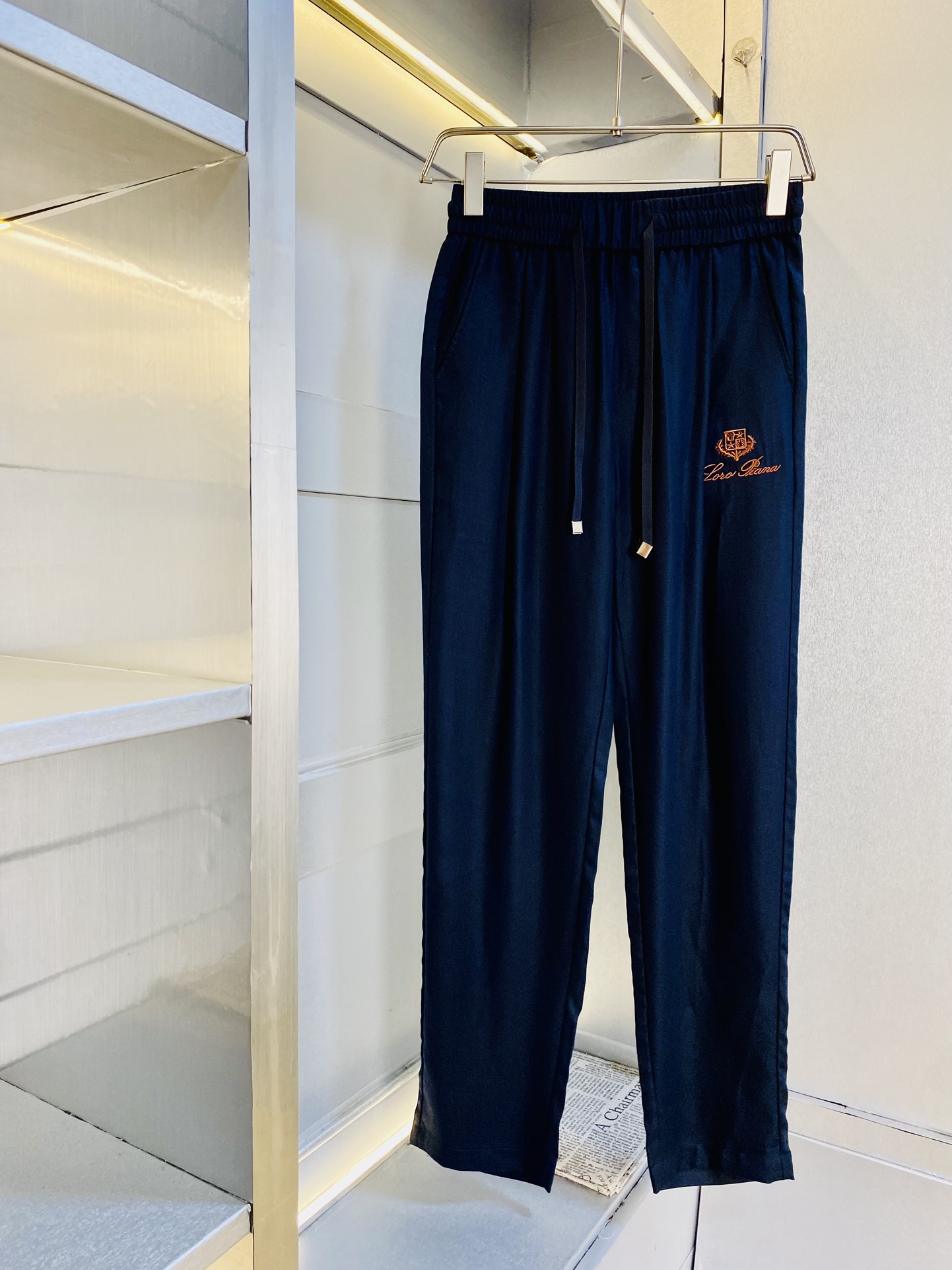 NO:446875,The original official website is available for wearing Jinnuoyoupianya Lp Simple and fashionable Summer casual pants Sport pants Sleeping pants Elastic pants Wide leg pants Trousers are very comfortable to wear, low-key and luxurious, very classy when worn, and there is no need to say much about the trouser style and cutting. The upper body is exquisite and vivid. The truly first-class quality is the real-class casual pants elastic pants, which are made of Turkey's cotton, and produce the most famous tannin cloth. The quality is excellent, and the pants are heavy washing makes the pants very soft!  Straight-footed style, not picky, absolutely stylish, expert design, extremely luxurious. Number of sizes: M-4XL, loro piano, alexander wang19860909官网原单货 可穿斤诺悠翩雅Lp 简约时尚 夏季夏款休闲裤运动裤卫裤松紧裤阔腿裤长裤身穿着非常舒适 低调不失奢华 穿出去非常有档次,裤型款式和裁剪亦无需多言 上身精致跃然.真正一等一顶级质料 真正殿堂级的休闲裤松紧裤,选用土耳其的棉花 生产出最有名的单宁布 品质卓然,经过重水洗使得裤子很柔软！直脚的版型 不挑人 上身绝对的有型 达人设计 极度奢华.码数:M-4XL,,loro piana,alexander wang,Men's clothing