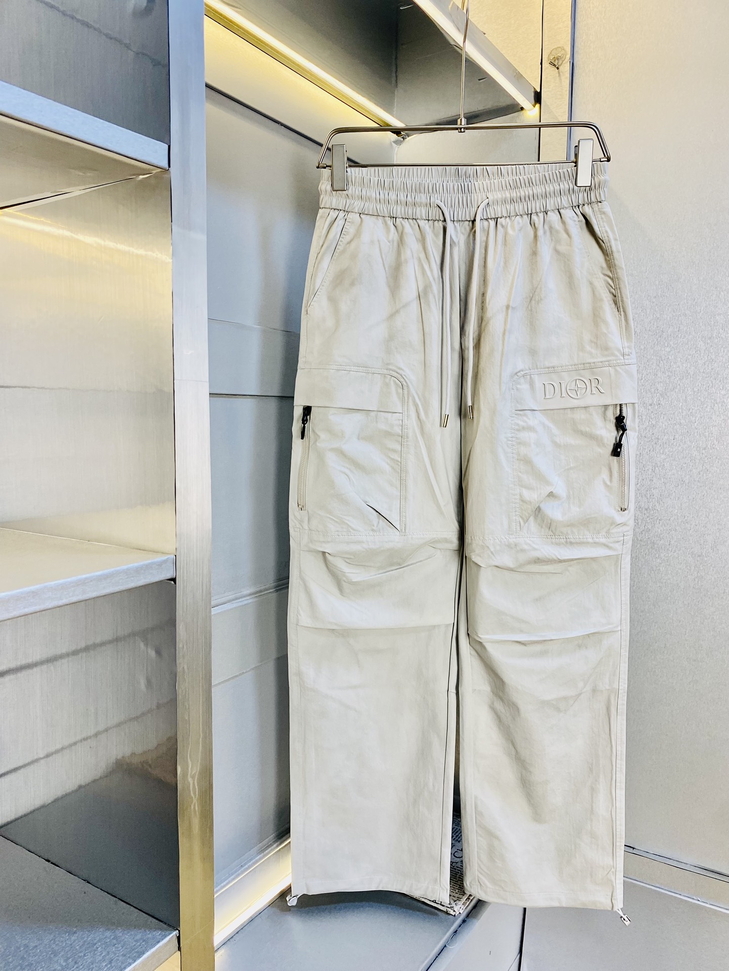 NO:449284,The original item on the official website can wear 220 kilogram Dior simple and fashionable summer casual pants sweatpants sweatpants wardrobe trousers elastic pants wide-leg pants trousers wide-leg pants work pants very comfortable to wear, low-key and luxurious, very classy when worn, and there is no need to say much about the trousers style and cutting. The upper body is exquisite and vivid. The truly first-class material. The truly palace-level casual pants elastic pants are made of Turkish cotton to produce the most famous tannin cloth. The quality is excellent, and the pants are heavy washing makes the pants very soft!  Straight-footed style, not picky, absolutely stylish, expert design, extremely luxurious. Number of codes: M-4XL,,dior,dior,alexander wang19860909官网原单货 可穿220斤迪奥Dior 简约时尚 夏季夏款休闲裤运动裤卫裤松紧裤阔腿裤长裤阔腿裤工装裤身穿着非常舒适 低调不失奢华 穿出去非常有档次,裤型款式和裁剪亦无需多言 上身精致跃然.真正一等一顶级质料 真正殿堂级的休闲裤松紧裤,选用土耳其的棉花 生产出最有名的单宁布 品质卓然,经过重水洗使得裤子很柔软！直脚的版型 不挑人 上身绝对的有型 达人设计 极度奢华.码数:M-4XL,,dior,dior,alexander wang,Men's clothing