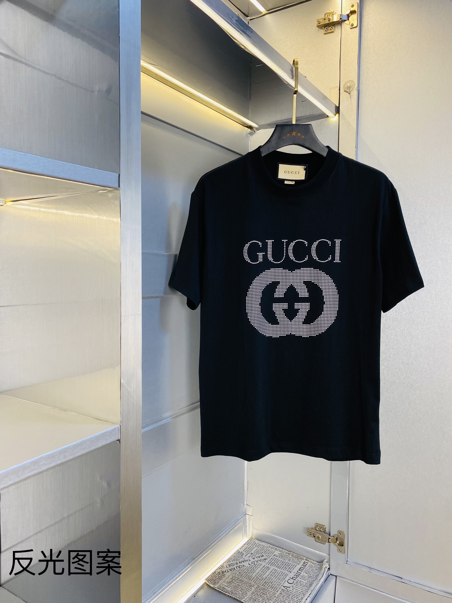 NO:513783,Reflective style!  Wear 210 kilograms original order!  Fatty Gospel Gucci Couple Clothing Gucci Original Quality 2025 Latest Short-sleeved T-shirt Five-quarter Sleeve Middle Sleeve Selected counter custom-made top-grade cotton imported fabric with original wash mark!  Complete three standards, all the details are perfectly 1-to-1 reproduction, restore the authenticity 100% original hardware, high-end customized auxiliary materials, original factory original standards, excellent upper body effect!  The counter code is relatively large Xs-XL (175/130 catties wearing Xs), gucci, T-shirt, tees, t-shirt, alexander wang19860909反光款！ 穿210斤 原单货！胖子福音 情侣装古奇Gucci 原单品质 2025最新款 短袖T恤 五分袖中袖 精选专柜订制顶级纯棉进口面料 带原版洗水唛！三标齐全 所有细节做工完美1比1复刻 还原正品百分百 原版五金 高端订制辅料 原厂原标 上身效果超赞！专柜码数偏大Xs-XL(175/130斤穿Xs),,gucci,T-shirt,tees，t-shirt,alexander wang,Men's clothing