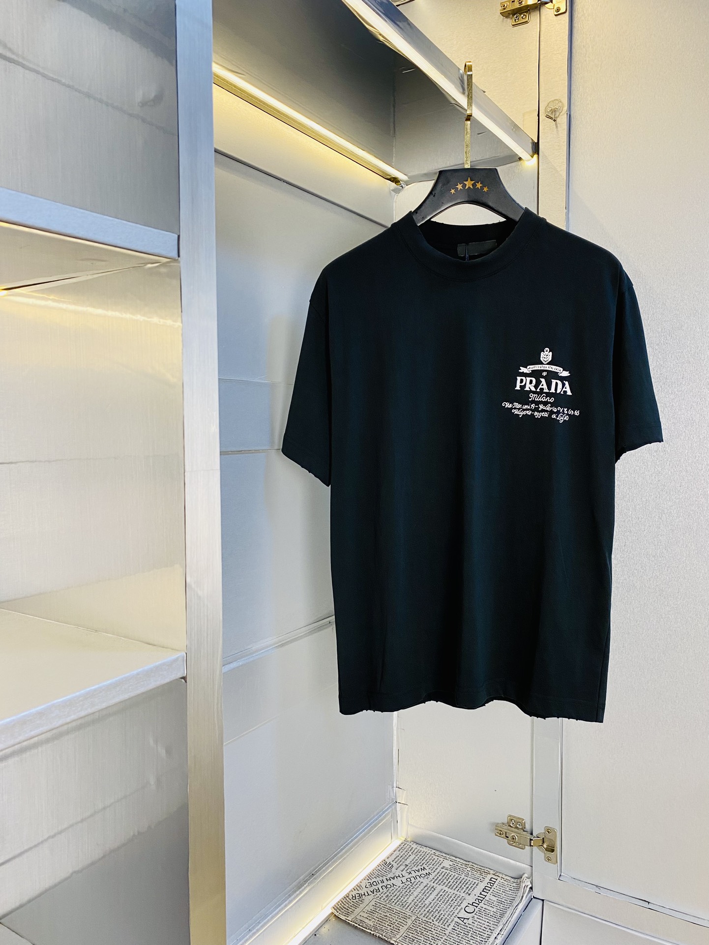 NO:513788,Wear 210 kilograms original order!  Fatty Gospel Couple Outfit Prada Prada Original Quality 2025 Latest Short Sleeve T-shirt Five-quarter Sleeve Middle Sleeve Selected counter Customized top-grade cotton imported fabric with original wash mark!  Complete three standards, all the details are perfectly 1-to-1 reproduction, restore the authenticity 100% original hardware, high-end customized auxiliary materials, original factory original standards, excellent upper body effect!  The counter code is relatively large Xs-XL (175/130 catties wearing Xs), prada, prada, T-shirt, tees, t-shirt, alexander wang19860909穿210斤 原单货！胖子福音 情侣装普拉达Prada 原单品质 2025最新款 短袖T恤 五分袖中袖 精选专柜订制顶级纯棉进口面料 带原版洗水唛！三标齐全 所有细节做工完美1比1复刻 还原正品百分百 原版五金 高端订制辅料 原厂原标 上身效果超赞！专柜码数偏大Xs-XL(175/130斤穿Xs),,prada,prada,T-shirt,tees，t-shirt,alexander wang,Men's clothing