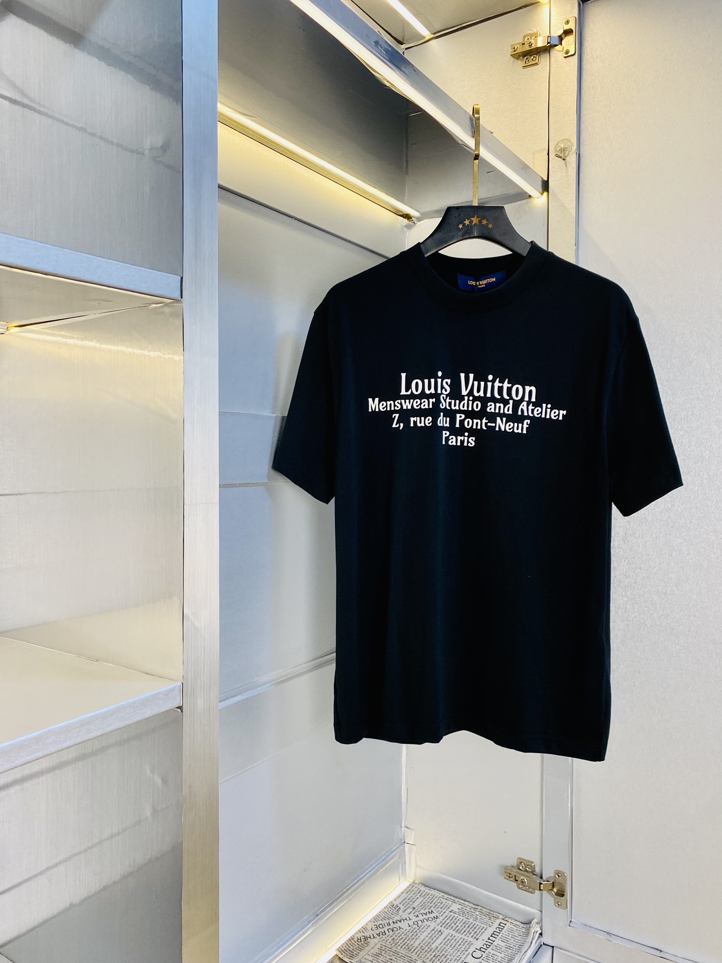 NO:450615,Wear 210 kilograms original order!  Fat man's gossip, couple outfit Louis Vuitton Lv original single quality 2025 latest short-sleeved T-shirt, five-point mid-sleeved, selected counter customized top-grade cotton imported fabric with original wash mark!  Complete three standards, all the details are perfectly 1-to-1 reproduction, restore the authenticity 100% original hardware, high-end customized auxiliary materials, original factory original standards, excellent upper body effect!  The counter is large in size Xs-XL (175/130 catties wearing Xs), louis vuitton,louis vuitton,t-shirt,tees,t-shirt,alexander wang19860909穿210斤 原单货！胖子福音 情侣装路易威登Lv 原单品质 2025最新款 短袖T恤 五分袖中袖 精选专柜订制顶级纯棉进口面料 带原版洗水唛！三标齐全 所有细节做工完美1比1复刻 还原正品百分百 原版五金 高端订制辅料 原厂原标 上身效果超赞！专柜码数偏大Xs-XL(175/130斤穿Xs),,louis vuitton,louis vuitton,T-shirt,tees，t-shirt,alexander wang,Men's clothing