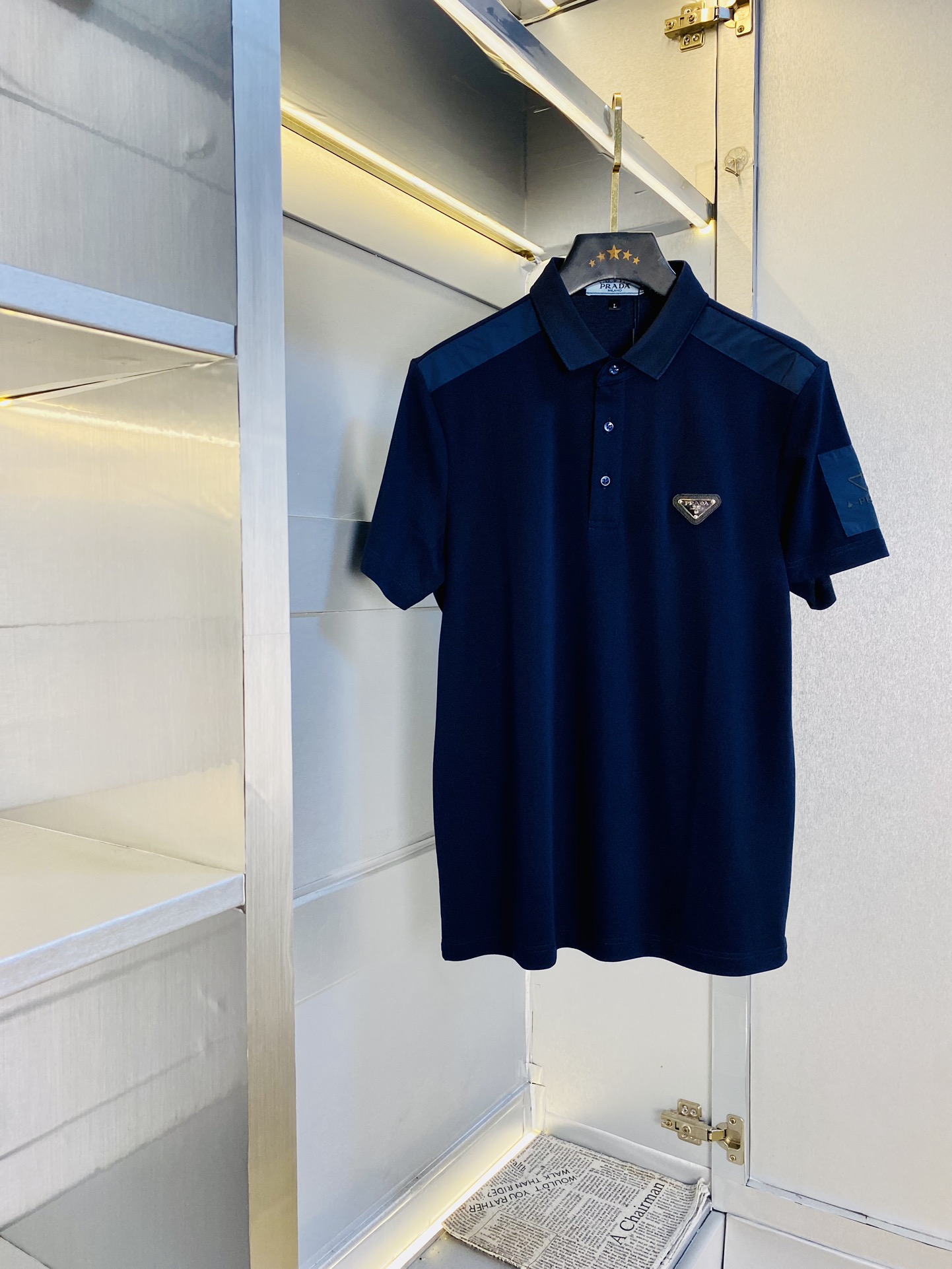 NO:462890,Wearable 210 kilograms of fat man's gossip Prada Prada Original quality 2025 latest clothes Short-sleeved lapel short-sleeved Polo shirt Selected counter custom top-grade imported mercerized cotton fabrics All details are perfectly 1 to 1 replica of the workmanship, restore the authentic 100% original hardware High-end custom auxiliary materials Original factory original standard The upper body effect is excellent Number of codes M-4XL,,prada,prada,T-shirt,alexander wang19860909可穿210斤胖子福音 普拉达Prada 原单品质 2025最新款衣服 短袖翻领短袖Polo衫 精选专柜订制顶级朱地丝光棉进口面料 所有细节做工完美1比1复刻 还原正品百分百 原版五金 高端订制辅料 原厂原标 上身效果超赞 码数 M-4XL,,prada,prada,T-shirt,alexander wang,Men's clothing