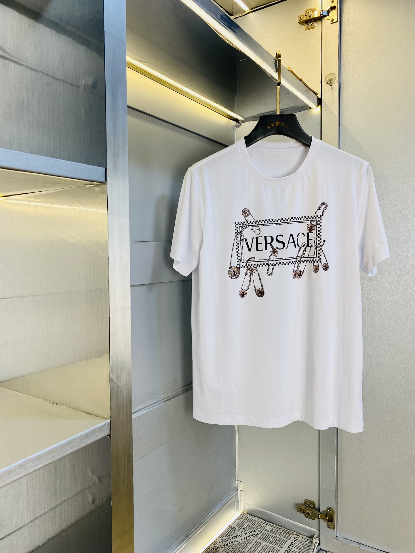 NO:424680,Wear 240 pounds, gospel of fat, couples, size M-6XL, Versace, original single quality, latest style, round neck short-sleeved T-shirt, selected counter customized top-grade double mercerized cotton imported fabric, all details are perfectly 1 to 1 replica, restore the authentic 100% original hardware, high-end customized auxiliary materials, original factory original standard, excellent upper body effect!  , versace, versace, T-shirt,tees, t-shirt,alexander wang19860909穿240斤 胖子福音 情侣款 码数M-6XL 范思哲Versace 原单品质 最新款 圆领短袖T恤衣服 精选专柜订制顶级双丝光棉进口面料 所有细节做工完美1比1复刻 还原正品百分百 原版五金 高端订制辅料 原厂原标 上身效果超赞！,,versace,versace,T-shirt,tees，t-shirt,alexander wang,Men's clothing