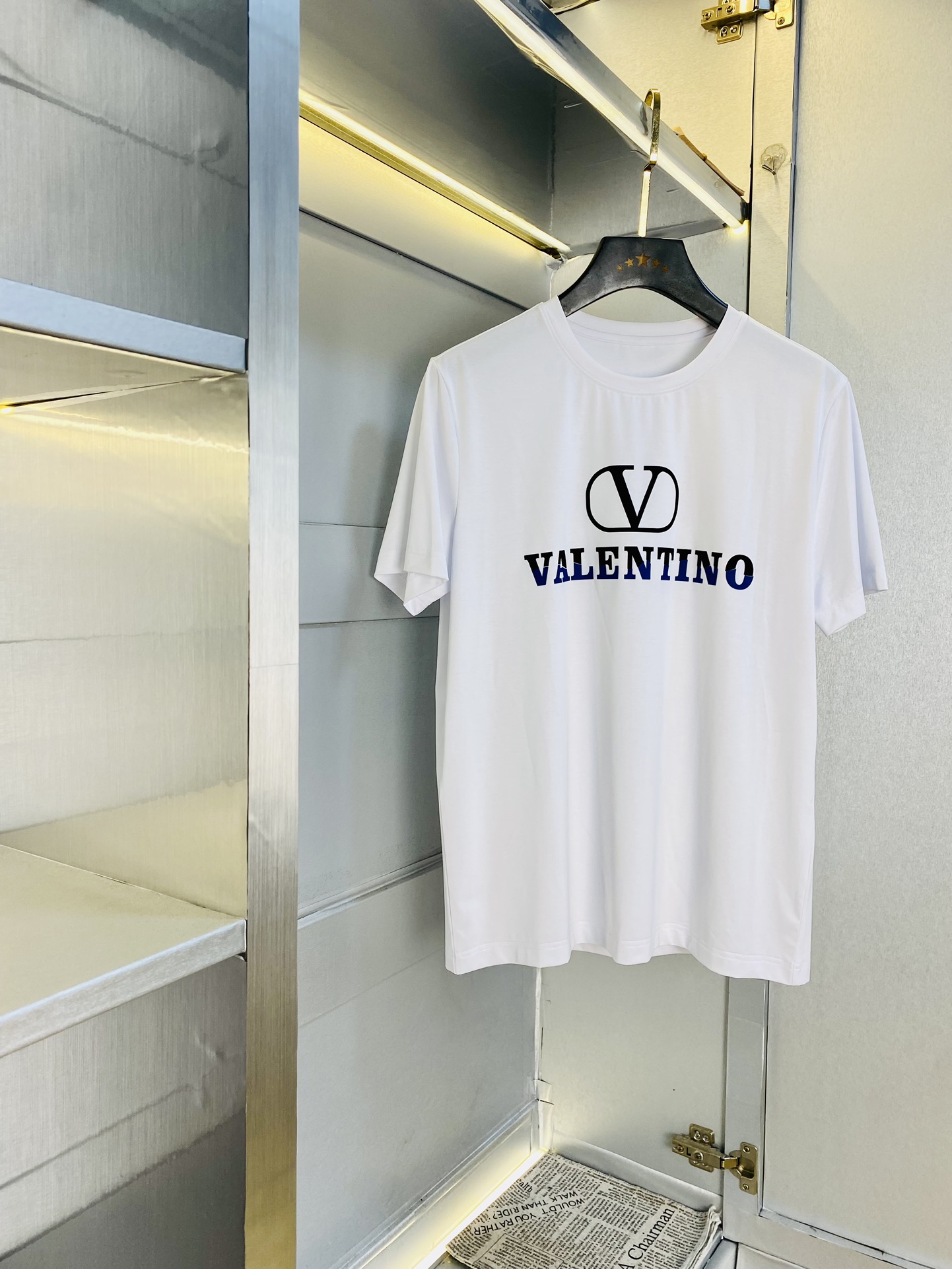 NO:424674,Wear 240 pounds, gospel of fat man, couple model, size M-6XL, Valentino, original single quality, latest style, round neck short-sleeved T-shirt, selected counter customized top-grade double mercerized cotton imported fabric, all details are perfectly 1 to 1 replica, restore the authentic 100% original hardware, high-end customized auxiliary materials, original factory original standard, excellent upper body effect!  , valentino, valentino, T-shirt,tees, t-shirt,alexander wang19860909穿240斤 胖子福音 情侣款 码数M-6XL 华伦天奴Valentino 原单品质 最新款 圆领短袖T恤衣服 精选专柜订制顶级双丝光棉进口面料 所有细节做工完美1比1复刻 还原正品百分百 原版五金 高端订制辅料 原厂原标 上身效果超赞！,,valentino,valentino,T-shirt,tees，t-shirt,alexander wang,Men's clothing