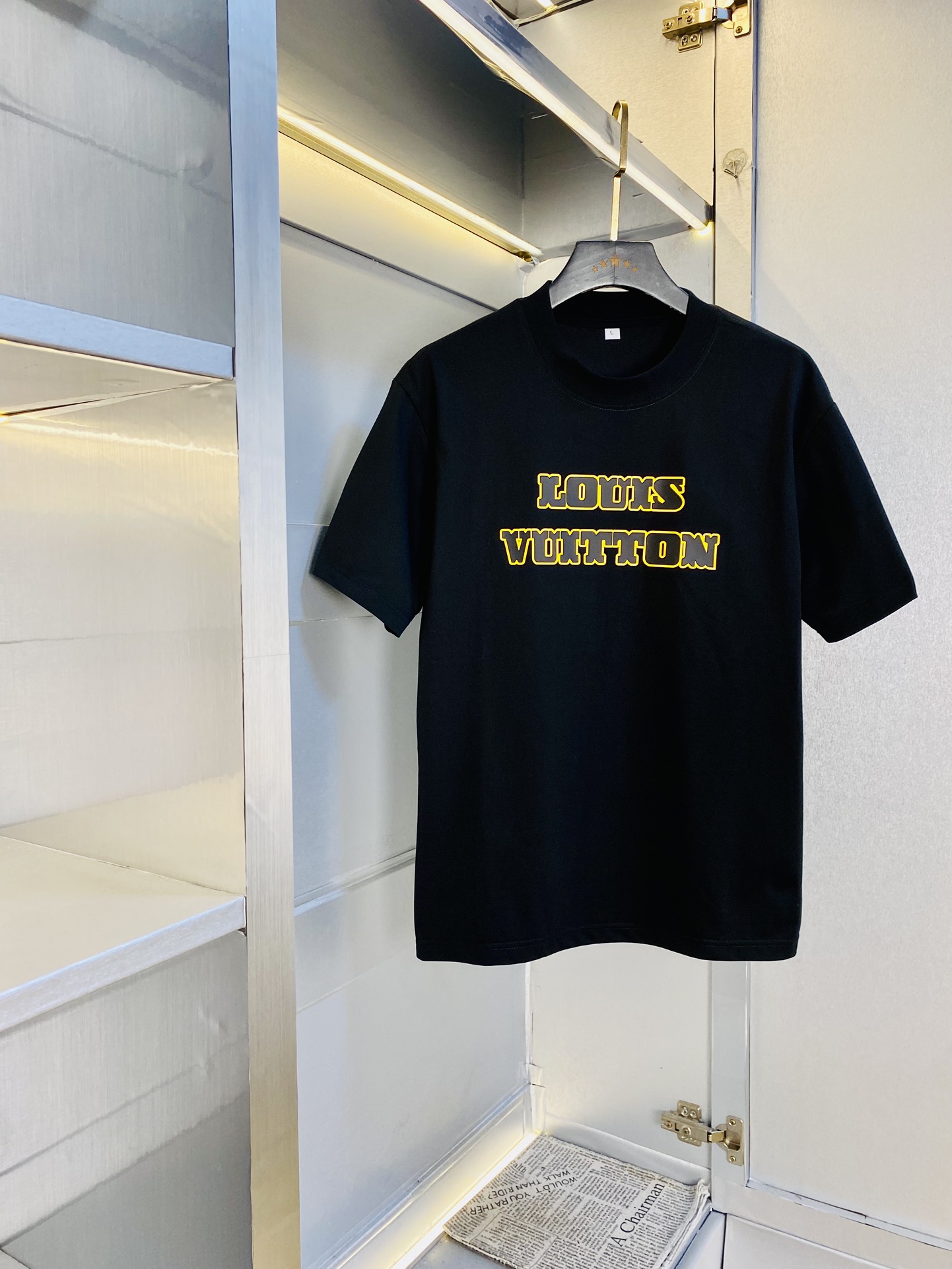 NO:502304,Wearing 220 pounds, gospel of fat man, couple outfit Louis Vuitton Lv, original single quality, latest 2025 men's short-sleeved T-shirt, selected counter customized top mercerized cotton imported fabric, all details are perfectly 1 to 1 replica, restore the authentic 100% original hardware, high-end customized auxiliary materials, original factory original standard, excellent upper body effect!  The size is too large M-4XL (175/125 catties M), louis vuitton,louis vuitton,t-shirt,tees,t-shirt,alexander wang19860909穿220斤 胖子福音 情侣装路易威登Lv 原单品质 2025最新款 男装短袖T恤 精选专柜订制顶级丝光棉进口面料 所有细节做工完美1比1复刻 还原正品百分百 原版五金 高端订制辅料 原厂原标 上身效果超赞！码数偏大M-4XL(175/125斤穿M),,louis vuitton,louis vuitton,T-shirt,tees，t-shirt,alexander wang,Men's clothing