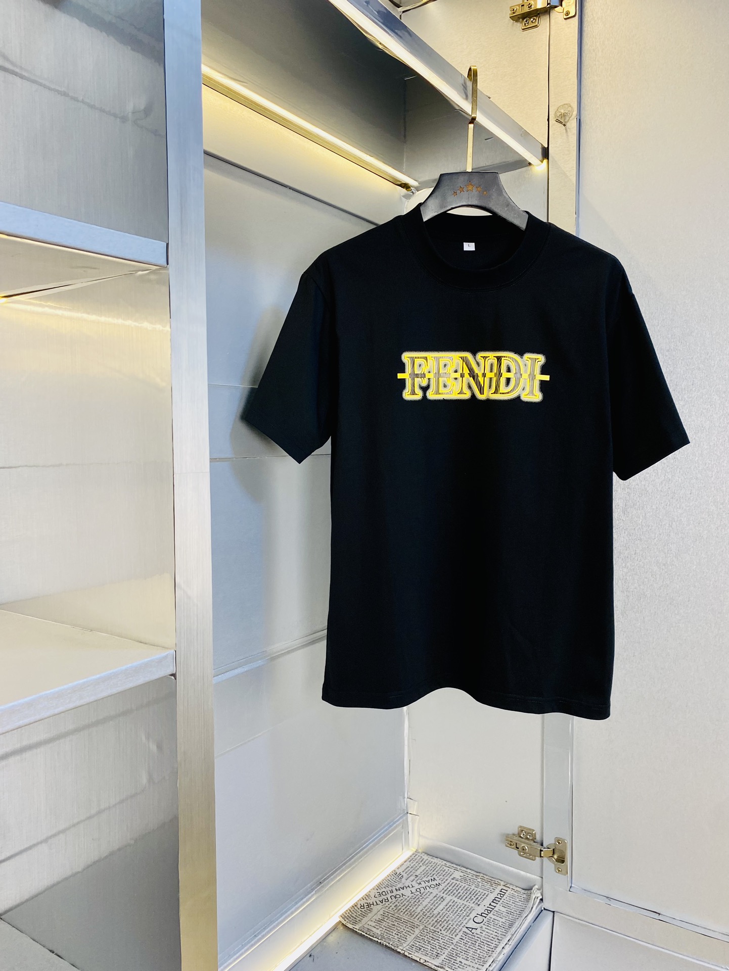 NO:460159,Wearing pounds, gospel of fat men, couple outfit Fendi original quality, latest style, men's short-sleeved T-shirt, selected counter customized top mercerized cotton imported fabric, all details are perfectly 1 to 1 replica, restore the authentic 100% original hardware, high-end customized auxiliary materials, original factory original standard, excellent upper body effect!  M-4XL (175/125 catties M), fendi, fendi, T-shirt, tees, t-shirt, alexander wang19860909穿斤 胖子福音 情侣装芬迪Fendi 原单品质 最新款 男装短袖T恤 精选专柜订制顶级丝光棉进口面料 所有细节做工完美1比1复刻 还原正品百分百 原版五金 高端订制辅料 原厂原标 上身效果超赞！码数偏大M-4XL(175/125斤穿M),,fendi,fendi,T-shirt,tees，t-shirt,alexander wang,Men's clothing