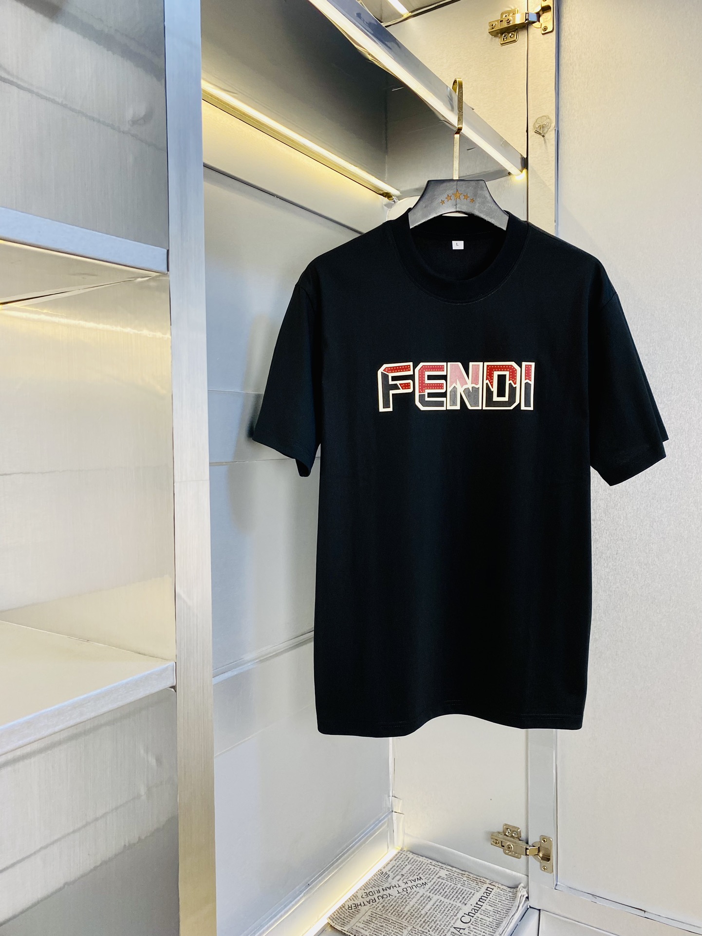 NO:502308,Wearing 220 pounds, Fatty Gospel, Couple outfit Fendi, Original quality, 2025 latest style, Men's short-sleeved T-shirt, Selected counter custom-made top mercerized cotton imported fabric, all details are perfectly 1 to 1 replica, restore the authentic 100% original hardware, high-end customized auxiliary materials, original factory original standard, excellent upper body effect!  M-4XL (175/125 catties M), fendi, fendi, T-shirt, tees, t-shirt, alexander wang19860909穿220斤 胖子福音 情侣装芬迪Fendi 原单品质 2025最新款 男装短袖T恤 精选专柜订制顶级丝光棉进口面料 所有细节做工完美1比1复刻 还原正品百分百 原版五金 高端订制辅料 原厂原标 上身效果超赞！码数偏大M-4XL(175/125斤穿M),,fendi,fendi,T-shirt,tees，t-shirt,alexander wang,Men's clothing