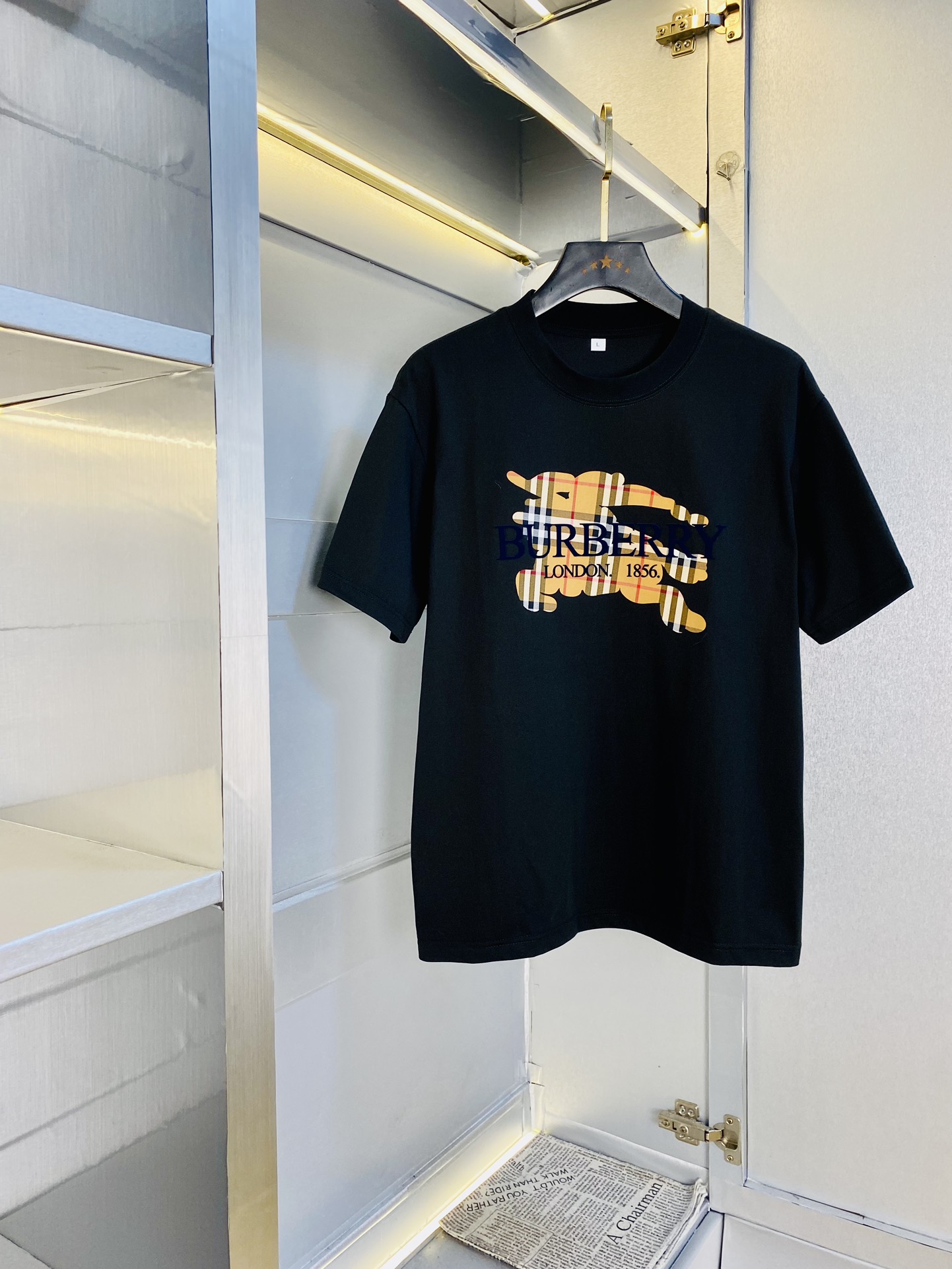 NO:624019,Chuan Jin Good news for fat people Couple wear Burberry Original quality Latest men's short-sleeved T-shirt Selected counter custom-made top-grade mercerized cotton imported fabrics All details are perfectly crafted 1:1 replica to restore 100% original hardware High-end customized accessories Original factory original label The upper body effect is amazing!  The size is too large M-4XL (175/125 pounds wear M),,burberry,burberry,T-shirt,tees,t-shirt,alexander wang19860909穿斤 胖子福音 情侣装巴宝莉Burberry 原单品质 最新款 男装短袖T恤 精选专柜订制顶级丝光棉进口面料 所有细节做工完美1比1复刻 还原正品百分百 原版五金 高端订制辅料 原厂原标 上身效果超赞！码数偏大M-4XL(175/125斤穿M),,burberry,burberry,T-shirt,tees，t-shirt,alexander wang,Men's clothing