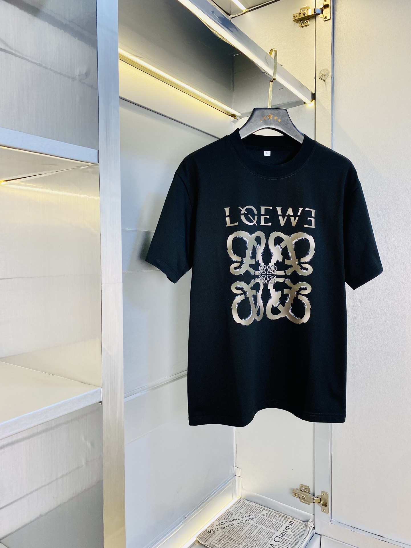 NO:624035,Chuanjin Good News for Fatty Couples Loewe Loewe Original Quality Latest Men's Short-Sleeved T-shirts Selected Counter Customized Top-grade Mercerized Cotton Imported Fabrics All Details are Perfectly Workmanship 1:1 Reproduction Restores 100% Authenticity Original Hardware High-end Custom Accessories Original Factory Original Label The upper body effect is amazing!  The size is too large M-4XL (175/125 pounds wear M),,loewe,loewe,T-shirt,tees,t-shirt,alexander wang19860909穿斤 胖子福音 情侣装罗意威Loewe 原单品质 最新款 男装短袖T恤 精选专柜订制顶级丝光棉进口面料 所有细节做工完美1比1复刻 还原正品百分百 原版五金 高端订制辅料 原厂原标 上身效果超赞！码数偏大M-4XL(175/125斤穿M),,loewe,loewe,T-shirt,tees，t-shirt,alexander wang,Men's clothing