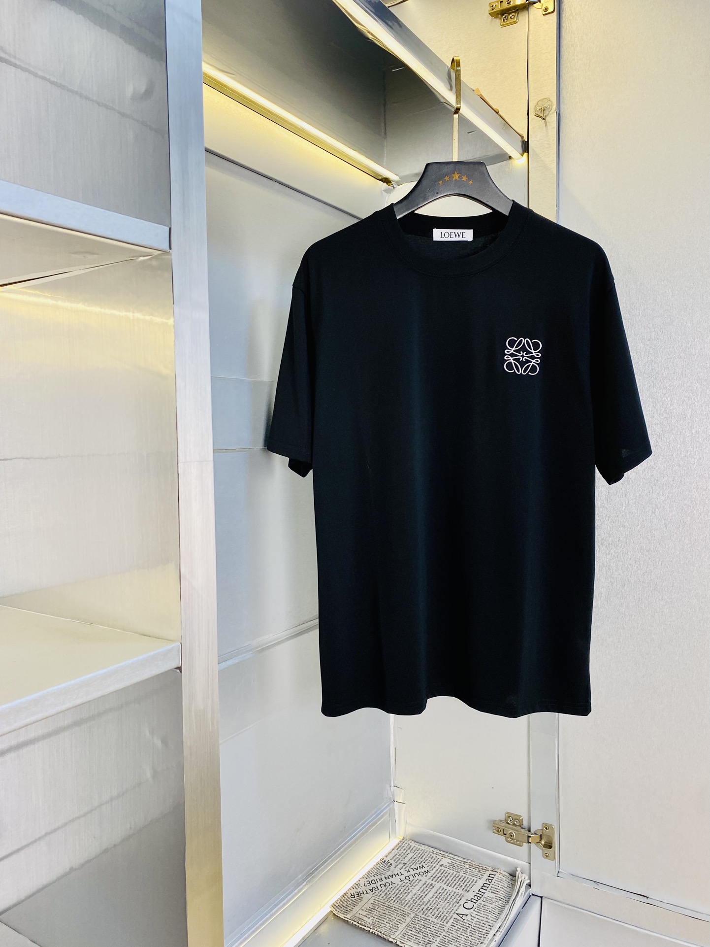 NO:462985,Wear 210 kilograms original order!  Fatty Gospel Loewe Original quality 2025 latest short-sleeved T-shirt with five-point mid-sleeved selected counter custom-made top-grade cotton imported fabric with original wash mark!  Complete three standards, all the details are perfectly 1-to-1 reproduction, restore the authenticity 100% original hardware, high-end customized auxiliary materials, original factory original standards, excellent upper body effect!  S-XXL (175/130 catties wear M), loewe,loewe,t-shirt,tees,t-shirt,alexander wang19860909穿210斤 原单货！胖子福音罗意威Loewe 原单品质 2025最新款 短袖T恤 五分袖中袖 精选专柜订制顶级纯棉进口面料 带原版洗水唛！三标齐全 所有细节做工完美1比1复刻 还原正品百分百 原版五金 高端订制辅料 原厂原标 上身效果超赞！码数偏大S-XXL(175/130斤穿M),,loewe,loewe,T-shirt,tees，t-shirt,alexander wang,Men's clothing