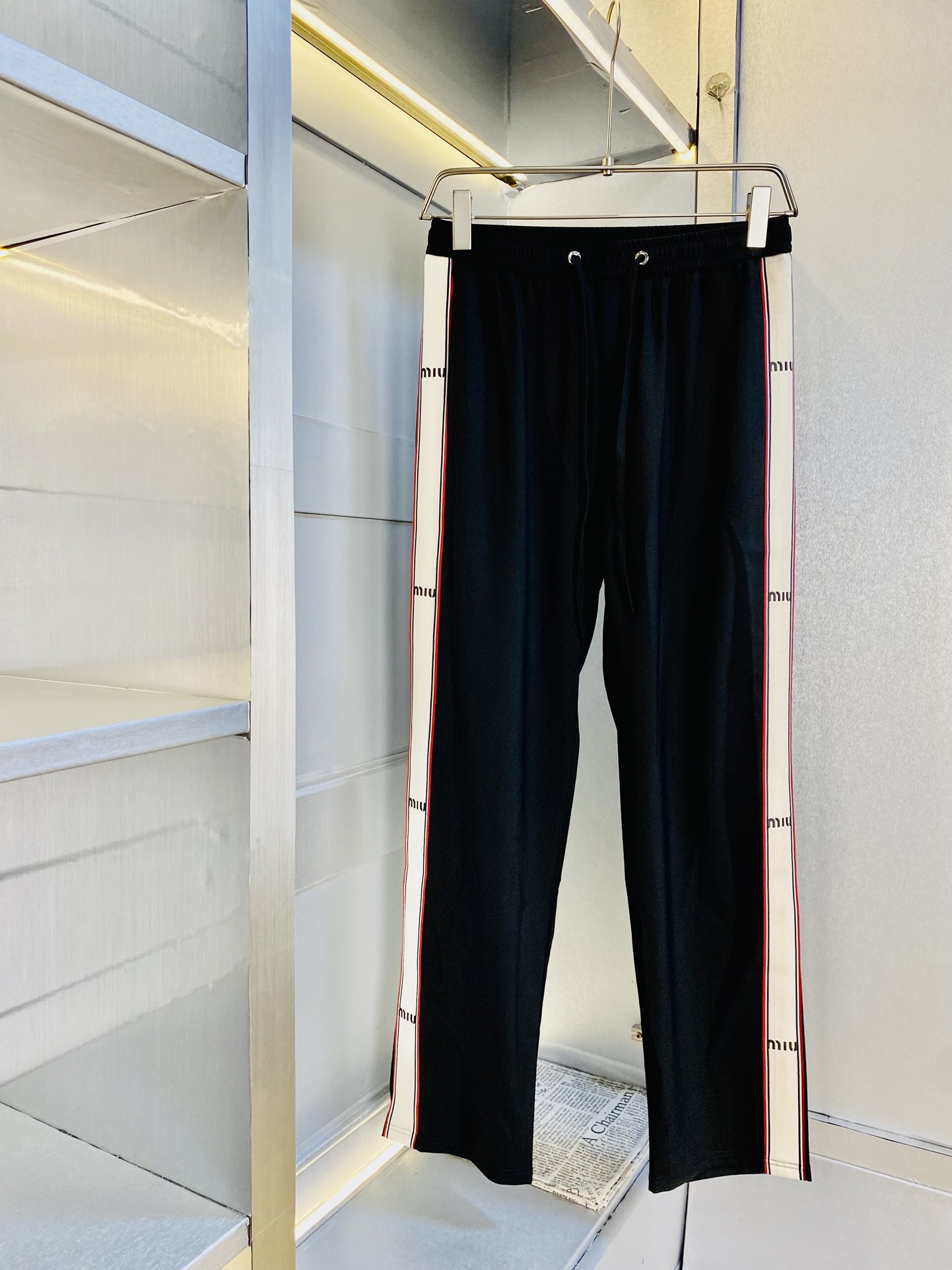 NO:503907,The original official website can wear 220 kilograms of MiuMiuMiu. Simple and fashionable. Summer summer casual pants, sweatpants, wardrobe elastic pants, straight trousers, wide-leg pants, very comfortable to wear, low-key and luxurious, very classy when worn, and there is no need to say much about the style and cutting of the pants. The upper body is exquisite and vivid. The truly first-class material. The truly palace-level casual pants elastic pants are made of Turkish cotton and produce the most famous tannin cloth. The quality is excellent, and the pants are soft after heavy washing!  Straight-footed style, not picky, absolutely stylish, expert design, extremely luxurious. Number of codes: M-4XL, miumiu, alexander wang19860909官网原单货 可穿220斤缪缪MiuMiu 简约时尚 夏季夏款休闲裤运动裤卫裤松紧裤直筒裤长裤阔腿裤身穿着非常舒适 低调不失奢华 穿出去非常有档次,裤型款式和裁剪亦无需多言 上身精致跃然.真正一等一顶级质料 真正殿堂级的休闲裤松紧裤,选用土耳其的棉花 生产出最有名的单宁布 品质卓然,经过重水洗使得裤子很柔软！直脚的版型 不挑人 上身绝对的有型 达人设计 极度奢华.码数:M-4XL,,miumiu,alexander wang,Men's clothing