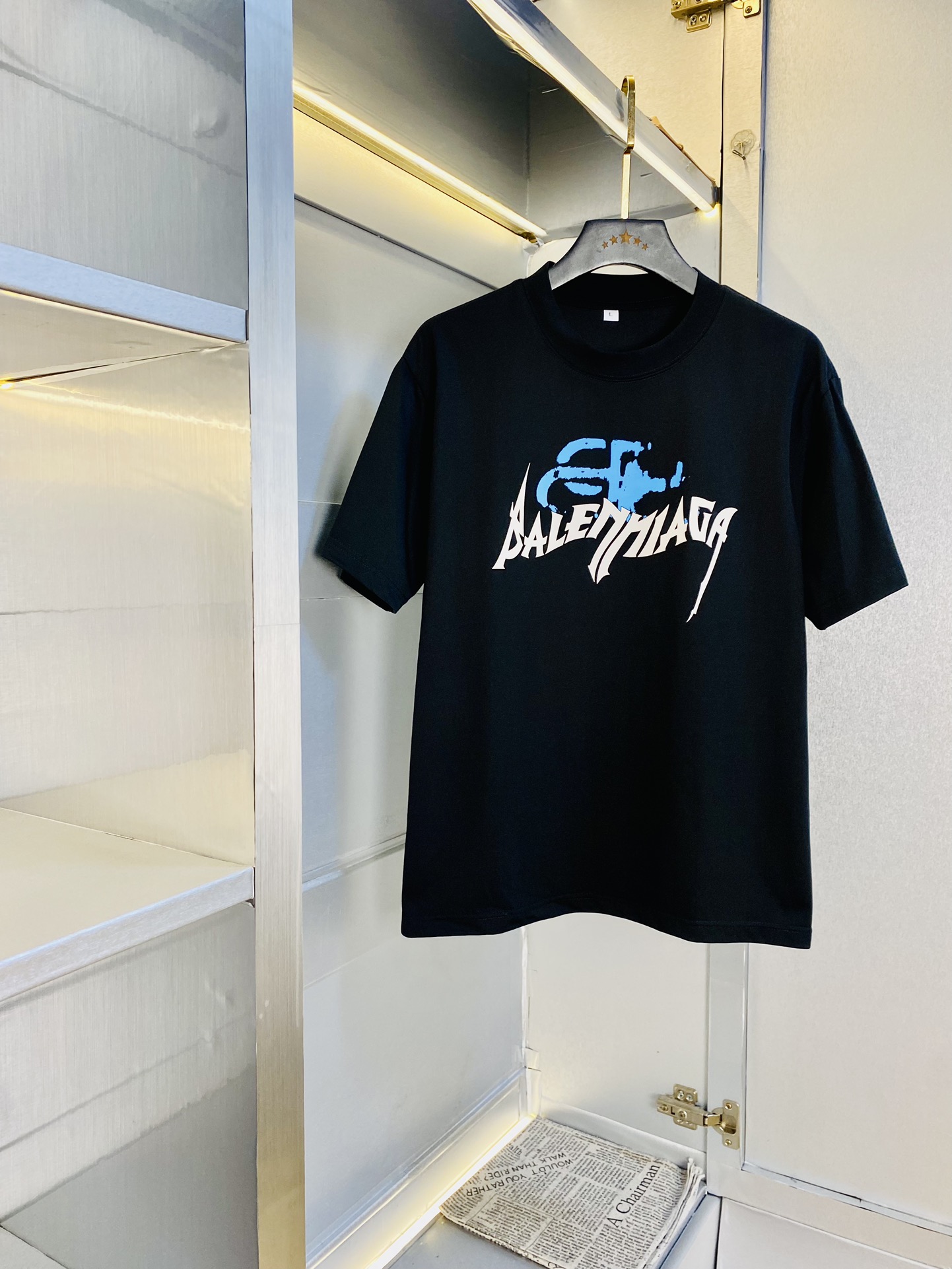 NO:472610,Wearing 210 pounds, gospel of fat man, couple outfit Balenciaga, original single quality, latest 2025, men's short-sleeved T-shirt, selected counter customized top mercerized cotton imported fabric, all details are perfectly 1 to 1 replica, restore the authentic 100% original hardware, high-end customized auxiliary materials, original factory original standard, excellent upper body effect!  M-4XL, balenciaga, balenciaga, T-shirt,tees, t-shirt,alexander wang19860909穿210斤 胖子福音 情侣装巴黎世家Balenciaga 原单品质 2025最新款 男装短袖T恤 精选专柜订制顶级丝光棉进口面料 所有细节做工完美1比1复刻 还原正品百分百 原版五金 高端订制辅料 原厂原标 上身效果超赞！码数偏大M-4XL,,balenciaga,balenciaga,T-shirt,tees，t-shirt,alexander wang,Men's clothing