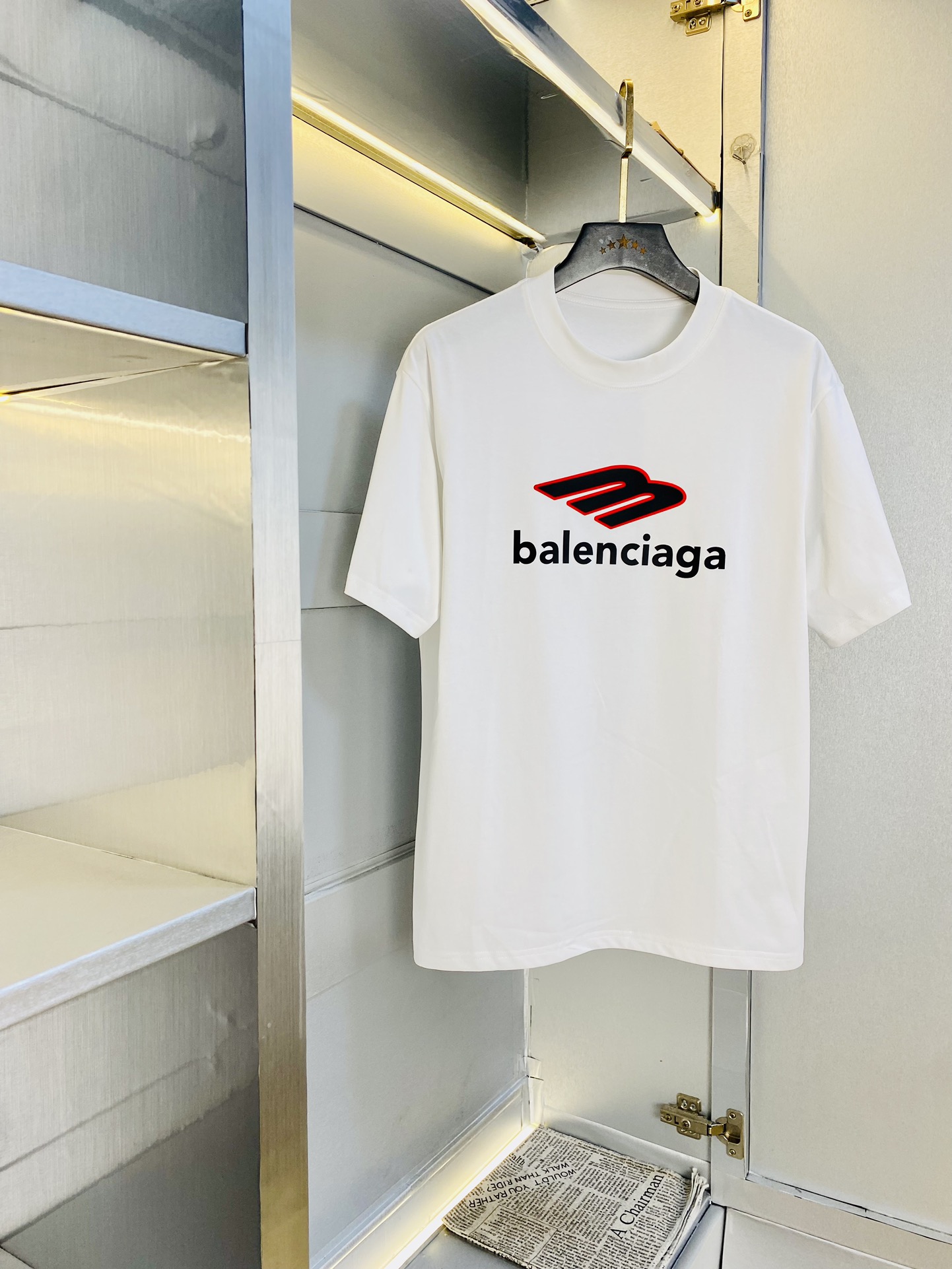 NO:510612,Wearing 210 pounds, gospel of fat man, couple outfit Balenciaga, original single quality, latest 2025, men's short-sleeved T-shirt, selected counter customized top mercerized cotton imported fabric, all details are perfectly 1 to 1 replica, restore the authentic 100% original hardware, high-end customized auxiliary materials, original factory original standard, excellent upper body effect!  M-4XL, balenciaga, balenciaga, T-shirt,tees, t-shirt,alexander wang19860909穿210斤 胖子福音 情侣装巴黎世家Balenciaga 原单品质 2025最新款 男装短袖T恤 精选专柜订制顶级丝光棉进口面料 所有细节做工完美1比1复刻 还原正品百分百 原版五金 高端订制辅料 原厂原标 上身效果超赞！码数偏大M-4XL,,balenciaga,balenciaga,T-shirt,tees，t-shirt,alexander wang,Men's clothing