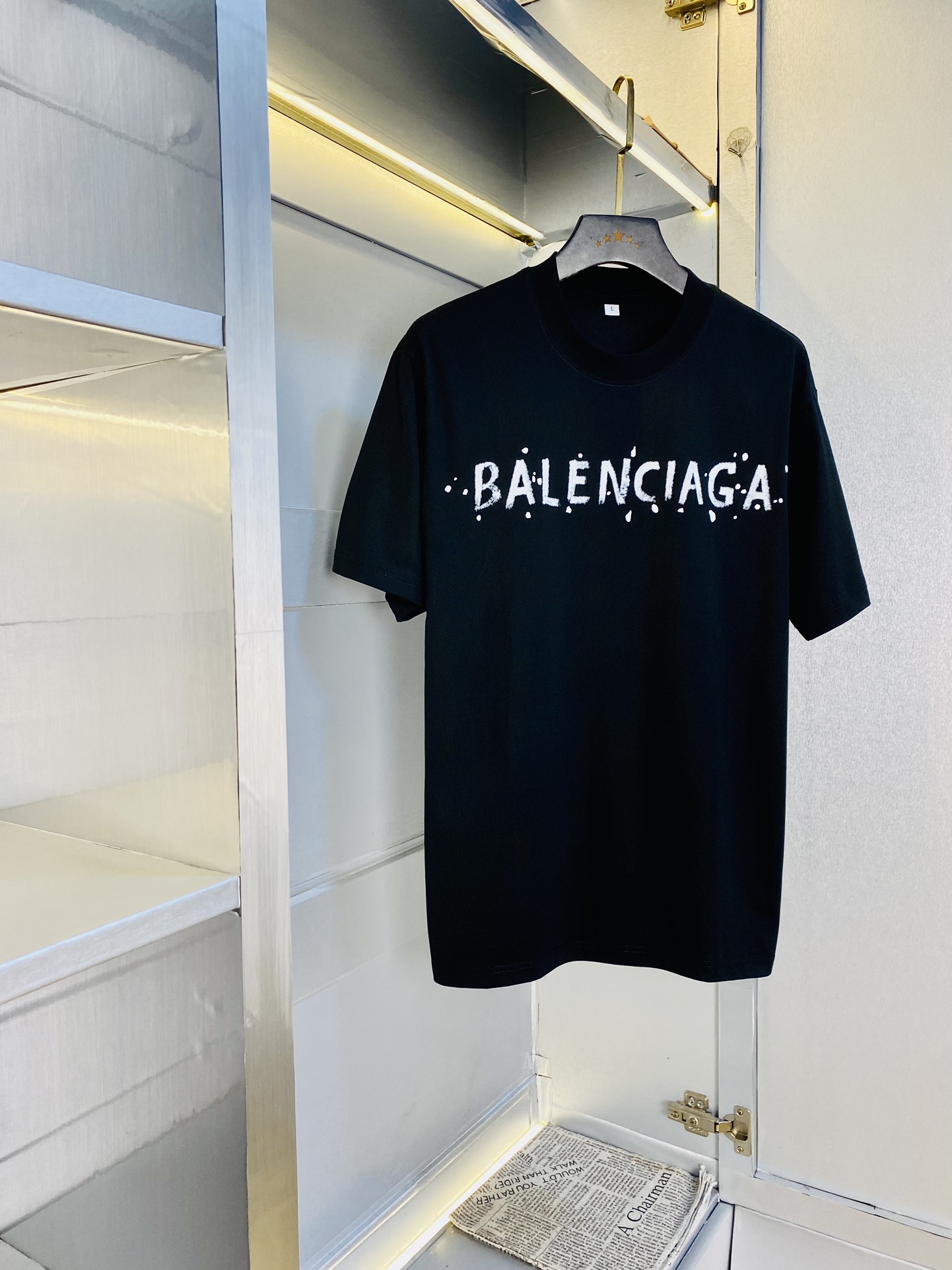 NO:510617,Wearing 210 pounds, Fatty Gospel, Couple outfit Balenciaga, Original quality, 2025 latest style, Men's short-sleeved T-shirt, Selected counter customized top mercerized cotton imported fabric, all details are perfectly 1 to 1 replica, restore the authentic 100% original hardware, high-end customized auxiliary materials, original factory original standard, excellent upper body effect!  M-4XL, balenciaga, balenciaga, T-shirt,tees, t-shirt,alexander wang19860909穿210斤 胖子福音 情侣装巴黎世家Balenciaga 原单品质 2025最新款 男装短袖T恤 精选专柜订制顶级丝光棉进口面料 所有细节做工完美1比1复刻 还原正品百分百 原版五金 高端订制辅料 原厂原标 上身效果超赞！码数偏大M-4XL,,balenciaga,balenciaga,T-shirt,tees，t-shirt,alexander wang,Men's clothing