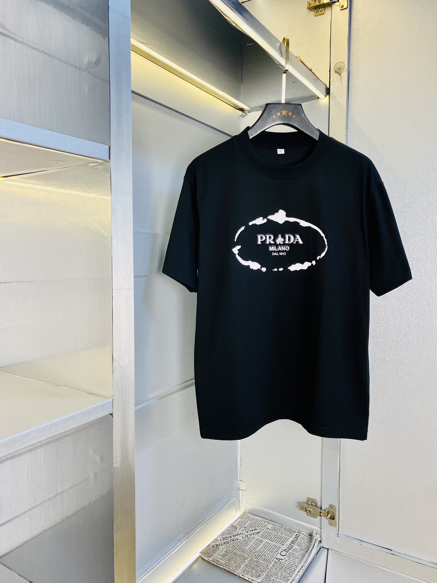 NO:510620,Wearing 210 pounds, Fatty Gospel, Couple outfit Prada Prada Original quality, 2025 latest style, men's short-sleeved T-shirt, selected counter customized top mercerized cotton imported fabric, all details are perfectly 1 to 1 replica, restore the authentic 100% original hardware, high-end customized auxiliary materials, original factory original standard, excellent upper body effect!  M-4XL, prada, prada, T-shirt, tees, t-shirt, alexander wang19860909穿210斤 胖子福音 情侣装普拉达Prada 原单品质 2025最新款 男装短袖T恤 精选专柜订制顶级丝光棉进口面料 所有细节做工完美1比1复刻 还原正品百分百 原版五金 高端订制辅料 原厂原标 上身效果超赞！码数偏大M-4XL,,prada,prada,T-shirt,tees，t-shirt,alexander wang,Men's clothing