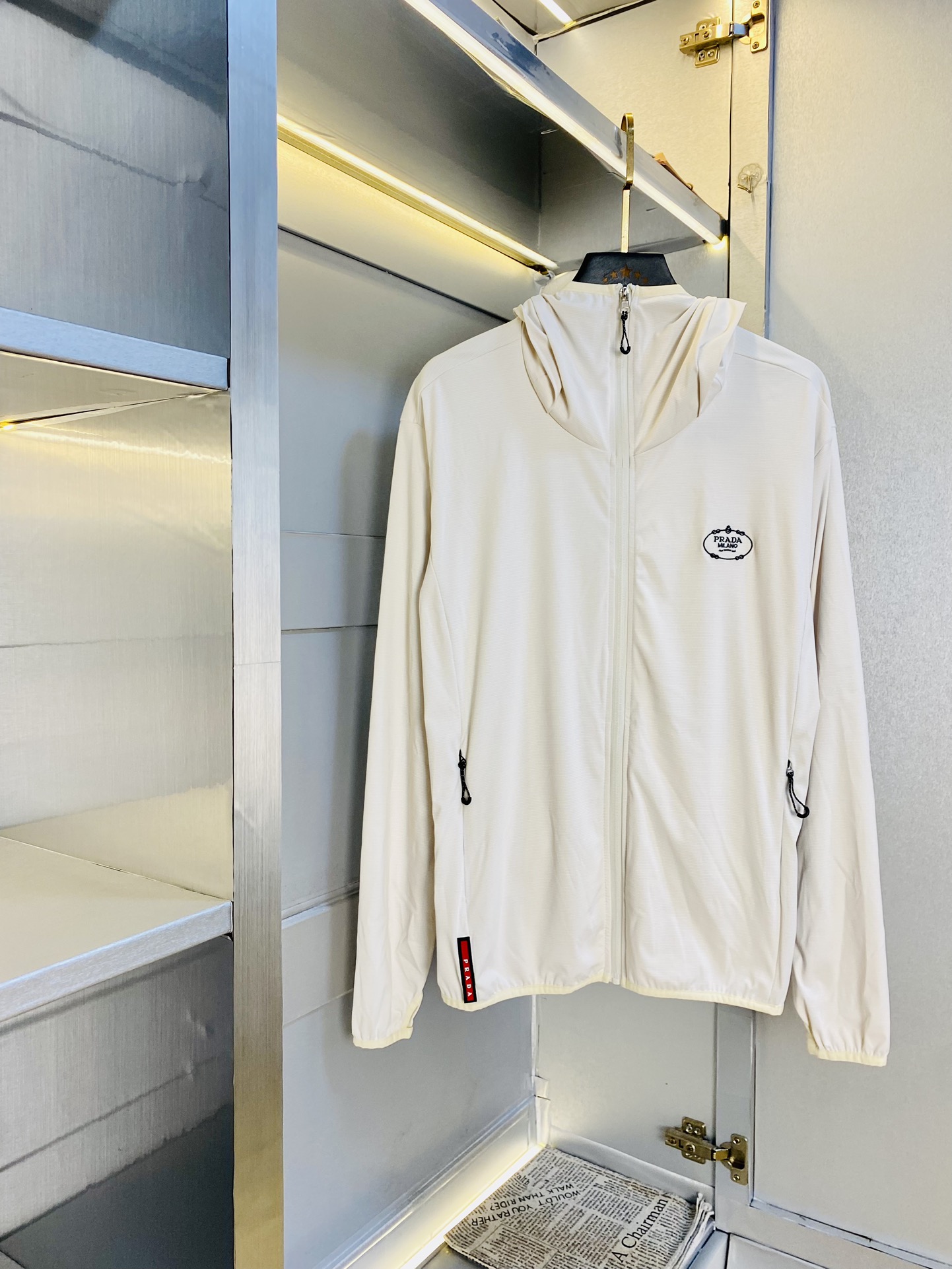 NO:510604,The original order of the official website can wear 220 catties Prada Prada 2025 summer style!  New sunscreen protective clothing jacket jacket high version high quality original fabric internet celebrity celebrity model open mold custom hardware accessories very comfortable super versatile jacket non-market ordinary version random comparison absolutely guaranteed quality color picture color size M-3XL (175/130 catties), prada, prada, jackets & coats, jackets & coats, alexander wang19860909官网原单货 可穿220斤普拉达Prada 2025夏季夏款！新款防晒衣防嗮衣外套夹克 高版本高品质 原版面料网红明星同款 开模定制五金辅料 感非常舒服 超级百搭好看的一款外套 非市场普通版本 随意对比 品质绝对保证 颜色图色 尺码M-3XL（175/130斤）,,prada,prada,jackets & coats,jackets & coats,alexander wang,Men's clothing