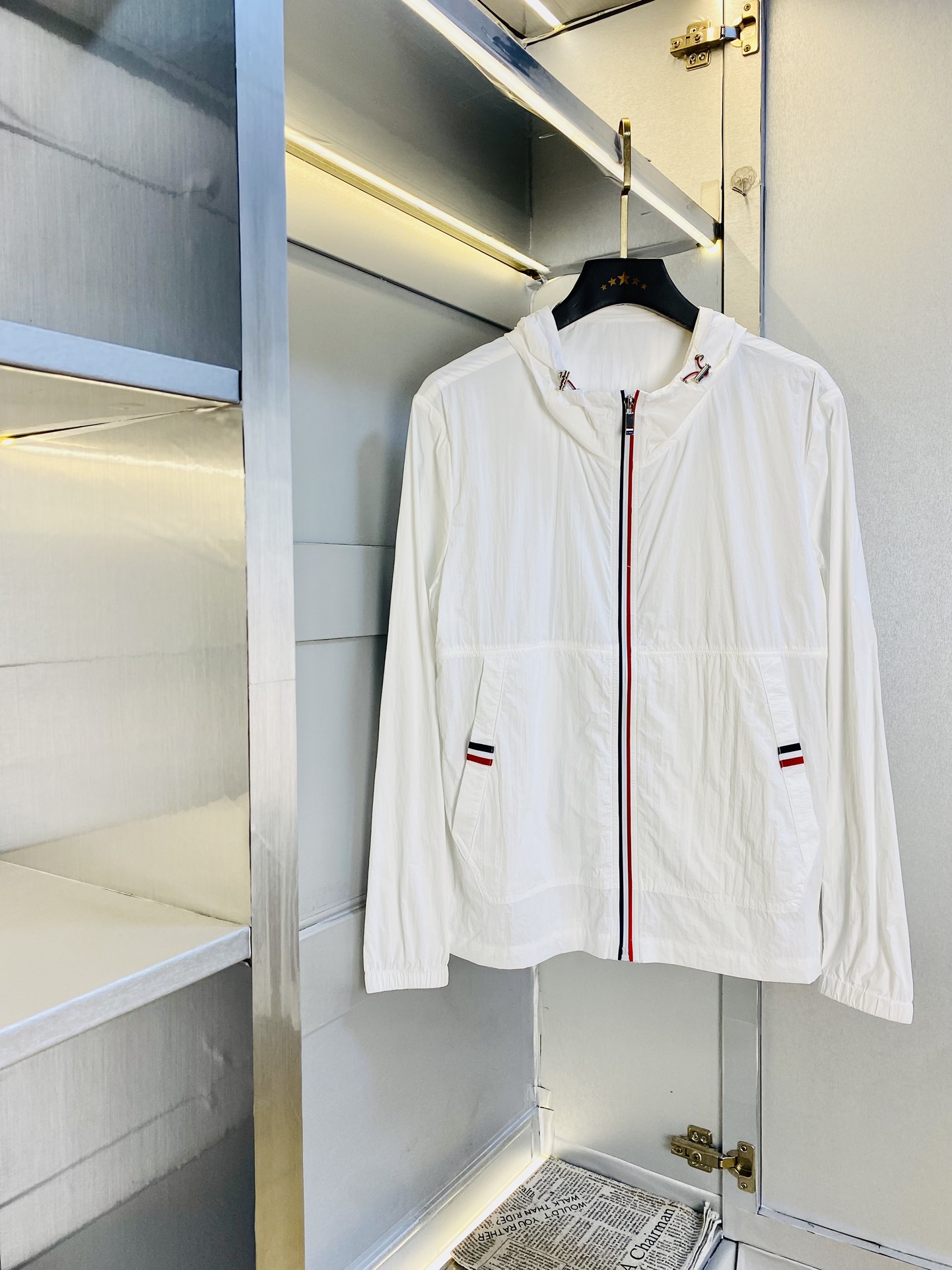 NO:508296,The original order of the official website Tom Brown Tb summer style!  New sunscreen protective clothing jacket jacket, high-quality, original fabric, same style as internet celebrity, mold-opening custom hardware accessories, very comfortable, super versatile and beautiful jacket, non-market ordinary version, random comparison, absolutely guaranteed quality, color picture, size M-3XL,,thom browne, jackets & coats, jackets & coats, alexander wang19860909官网原单货 汤姆布朗Tb 夏季夏款！新款防晒衣防嗮衣外套夹克 高版本高品质 原版面料网红明星同款 开模定制五金辅料 感非常舒服 超级百搭好看的一款外套 非市场普通版本 随意对比 品质绝对保证 颜色图色 尺码M-3XL,,thom browne,jackets & coats,jackets & coats,alexander wang,Men's clothing