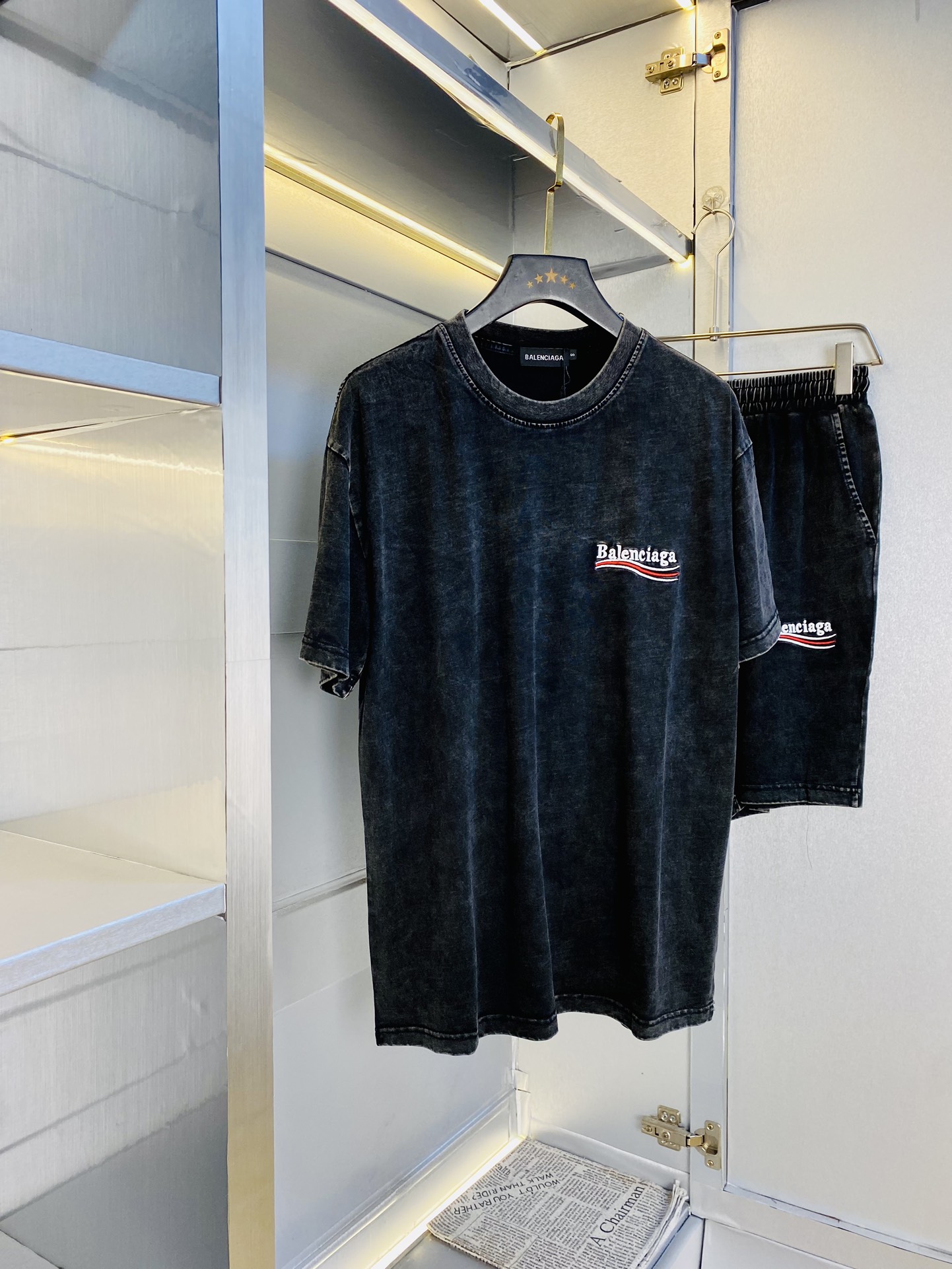 NO:450617,The original order of the official website can wear 220 kilograms Balenciaga simple and fashionable summer new summer suit short sleeve shorts suit couple suits very comfortable to wear, low-key and luxurious, very classy when worn, and there is no need to say much about the trouser style and cutting. The upper body is exquisite and vivid. The truly first-class quality is the real palace-grade casual pants elastic pants, which are made of Turkey cotton, and produce the most famous tannin cloth. The quality is excellent, and the pants are soft after heavy washing!  Straight-footed style, not picky, the upper body is absolutely stylish, extremely luxurious. European version number: S-XL (175/catties S), balenciaga, balenciaga, shorts, T-shirt, alexander wang19860909官网原单货 可穿220斤 巴黎世家Balenciaga 简约时尚 夏季夏款新款套装短袖套装短裤套装情侣套装 身穿着非常舒适 低调不失奢华 穿出去非常有档次,裤型款式和裁剪亦无需多言 上身精致跃然.真正一等一顶级质料 真正殿堂级的休闲裤松紧裤,选用土耳其的棉花 生产出最有名的单宁布 品质卓然,经过重水洗使得裤子很柔软！直脚的版型 不挑人 上身绝对的有型 极度奢华.欧版码数:S-XL（175/斤穿S）,,balenciaga,balenciaga,shorts,T-shirt,alexander wang,Men's clothing