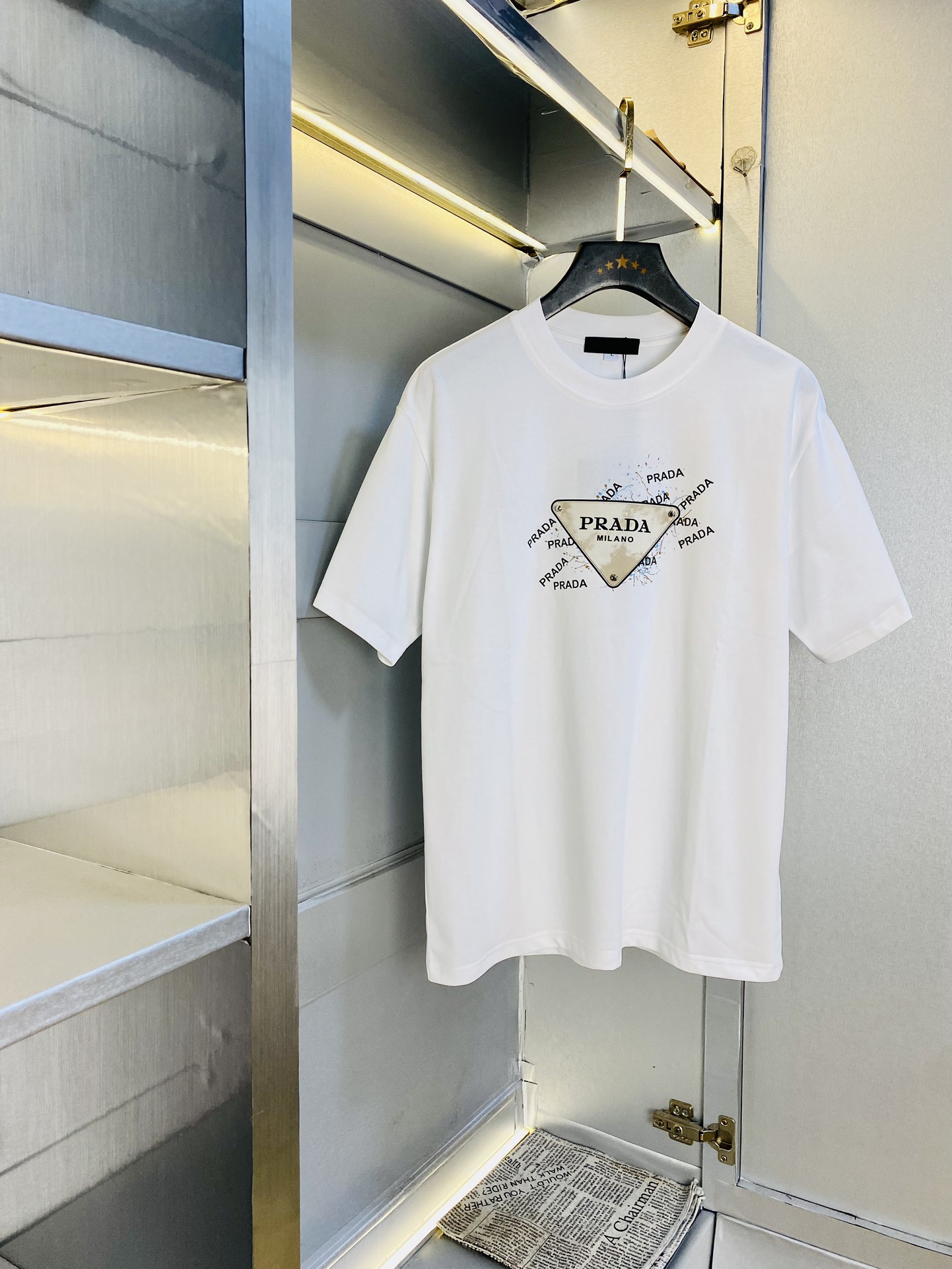 NO:456402,Wear 210 pounds, Fatty Gospel, Couple outfit Prada Prada Original quality, Latest style, Men's short-sleeved T-shirt, Selected counter customized top mercerized cotton imported fabric, all details are perfectly 1 to 1 replica, restore the authentic 100% original hardware, high-end customized auxiliary materials, original factory original standard, excellent upper body effect!  M-4XL, prada, prada, T-shirt, tees, t-shirt, alexander wang19860909穿210斤 胖子福音 情侣装普拉达Prada 原单品质 最新款 男装短袖T恤 精选专柜订制顶级丝光棉进口面料 所有细节做工完美1比1复刻 还原正品百分百 原版五金 高端订制辅料 原厂原标 上身效果超赞！码数偏大M-4XL,,prada,prada,T-shirt,tees，t-shirt,alexander wang,Men's clothing