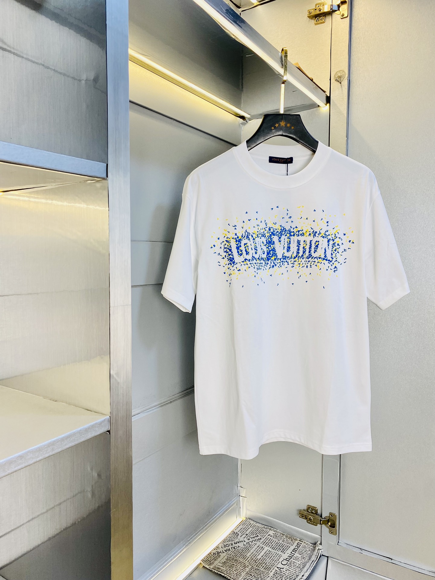 NO:519950,Wearing 210 pounds, Fatty Gospel, couple outfit Louis Vuitton Lv, original single quality, latest 2025 men's short-sleeved T-shirt, selected counter customized top mercerized cotton imported fabric, all details are perfectly 1 to 1 replica, restore the authentic 100% original hardware, high-end customized auxiliary materials, original factory original standard, excellent upper body effect!  M-4XL, louis vuitton,louis vuitton,t-shirt,tees,t-shirt,alexander wang19860909穿210斤 胖子福音 情侣装路易威登Lv 原单品质 2025最新款 男装短袖T恤 精选专柜订制顶级丝光棉进口面料 所有细节做工完美1比1复刻 还原正品百分百 原版五金 高端订制辅料 原厂原标 上身效果超赞！码数偏大M-4XL,,louis vuitton,louis vuitton,T-shirt,tees，t-shirt,alexander wang,Men's clothing