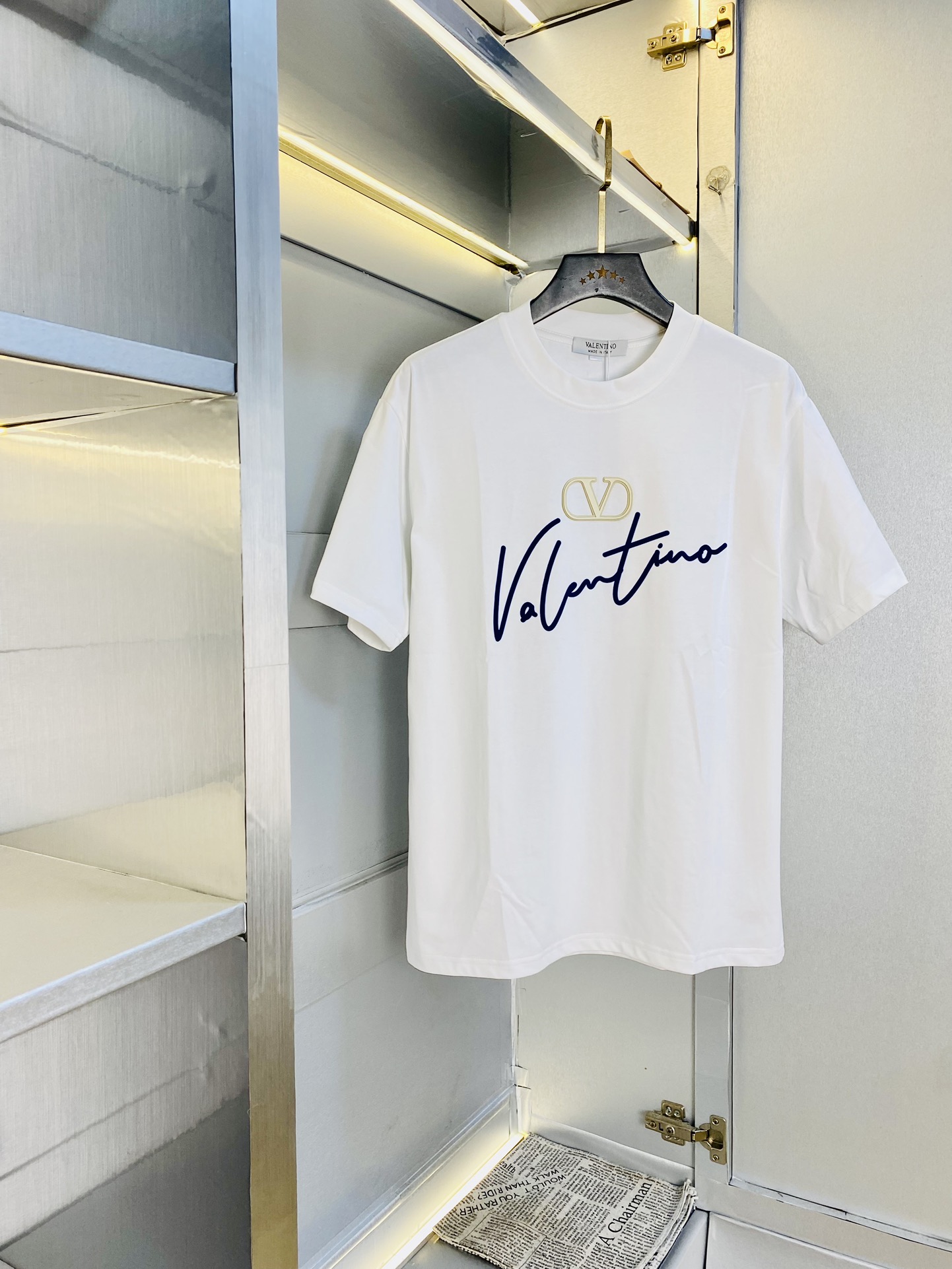 NO:492290,Wearing 210 pounds, Fatty Gospel, Couple outfit Valentino Valentino Original quality, 2025 latest style, men's short-sleeved T-shirt, selected counter customized top mercerized cotton imported fabric, all details are perfectly 1 to 1 replica, restore the authentic 100% original hardware, high-end customized auxiliary materials, original factory original standard, excellent upper body effect!  M-4XL, valentino, valentino, T-shirt, tees, t-shirt, alexander wang19860909穿210斤 胖子福音 情侣装华伦天奴Valentino 原单品质 2025最新款 男装短袖T恤 精选专柜订制顶级丝光棉进口面料 所有细节做工完美1比1复刻 还原正品百分百 原版五金 高端订制辅料 原厂原标 上身效果超赞！码数偏大M-4XL,,valentino,valentino,T-shirt,tees，t-shirt,alexander wang,Men's clothing