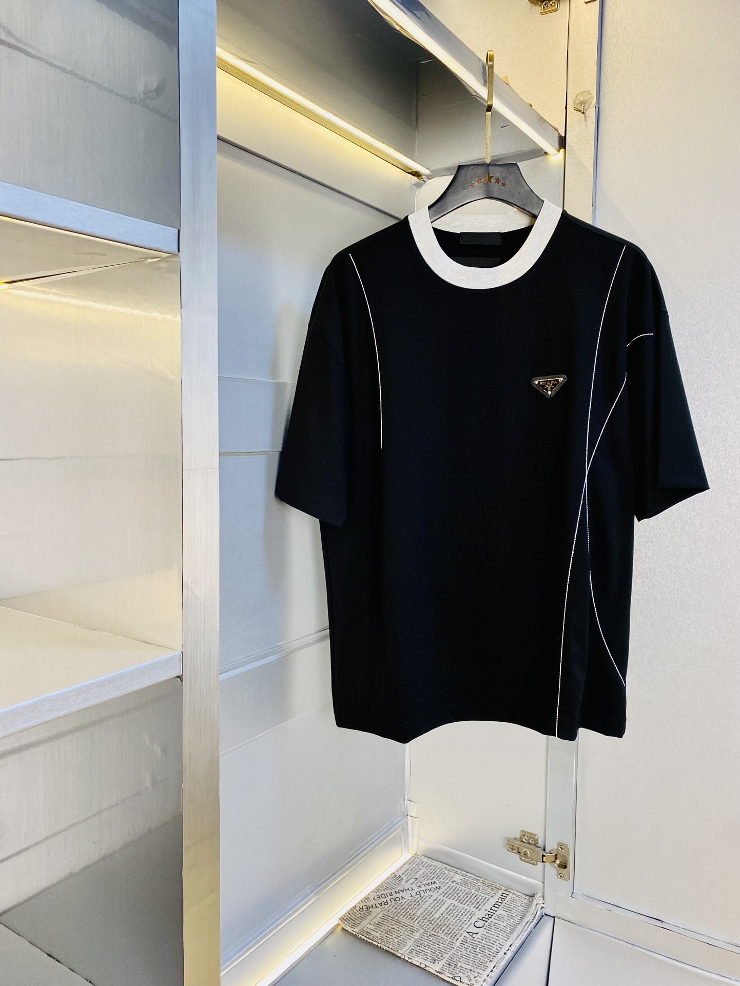 NO:517944,Wear 240 pounds, gospel of fat man, couple outfit, Prada Prada original single quality, latest 2025 men's short-sleeved T-shirt, selected counter customized top mercerized cotton imported fabric, all details are perfectly 1 to 1 replica, restore the authentic 100% original hardware, high-end customized auxiliary materials, original factory original standard, excellent upper body effect!  M-3XL (175/140-150 catties M), prada, prada, T-shirt, tees, t-shirt, alexander wang19860909穿240斤 胖子福音 情侣装 普拉达Prada 原单品质 2025最新款 男装短袖T恤 精选专柜订制顶级丝光棉进口面料 所有细节做工完美1比1复刻 还原正品百分百 原版五金 高端订制辅料 原厂原标 上身效果超赞！码数偏大M-3XL(175/140-150斤穿M),,prada,prada,T-shirt,tees，t-shirt,alexander wang,Men's clothing