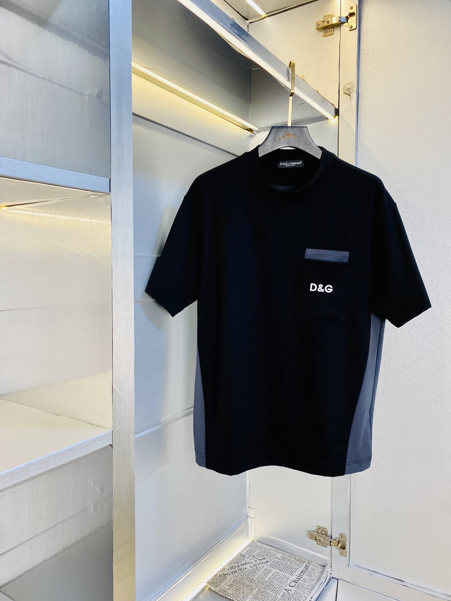 NO:512436,Wear 240 pounds, gospel of fat man, couple outfit Dolce & Gabbana DG original single quality, latest 2025 men's short-sleeved T-shirt, selected counter customized top mercerized cotton imported fabric, all details are perfectly 1 to 1 replica, restore the authentic 100% original hardware, high-end customized auxiliary materials, original factory original standard, excellent upper body effect!  M-3XL (175/140-150 catties M), Dolce & Gabbana, T-shirt, tees, t-shirt, alexander wang19860909穿240斤 胖子福音 情侣装杜嘉班纳DG 原单品质 2025最新款 男装短袖T恤 精选专柜订制顶级丝光棉进口面料 所有细节做工完美1比1复刻 还原正品百分百 原版五金 高端订制辅料 原厂原标 上身效果超赞！码数偏大M-3XL(175/140-150斤穿M),,Dolce&Gabbana,T-shirt,tees，t-shirt,alexander wang,Men's clothing