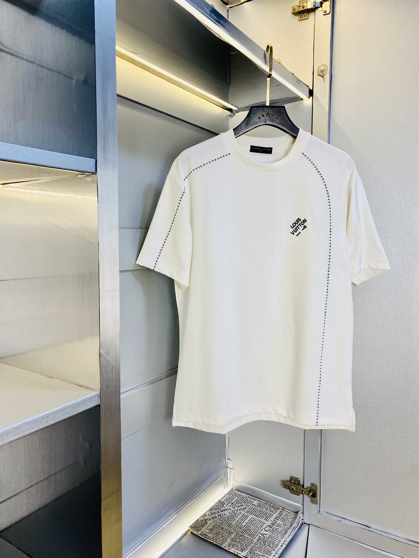 NO:517942,Wear 240 pounds, gospel of fat man, couple outfit Louis Vuitton Lv, original single quality, latest 2025 men's short-sleeved T-shirt, selected counter customized top mercerized cotton imported fabric, all details are perfectly 1 to 1 replica, restore the authentic 100% original hardware, high-end customized auxiliary materials, original factory original standard, excellent upper body effect!  M-3XL (175/140-150 catties M), louis vuitton,louis vuitton,t-shirt,tees,t-shirt,alexander wang19860909穿240斤 胖子福音 情侣装路易威登Lv 原单品质 2025最新款 男装短袖T恤 精选专柜订制顶级丝光棉进口面料 所有细节做工完美1比1复刻 还原正品百分百 原版五金 高端订制辅料 原厂原标 上身效果超赞！码数偏大M-3XL(175/140-150斤穿M),,louis vuitton,louis vuitton,T-shirt,tees，t-shirt,alexander wang,Men's clothing