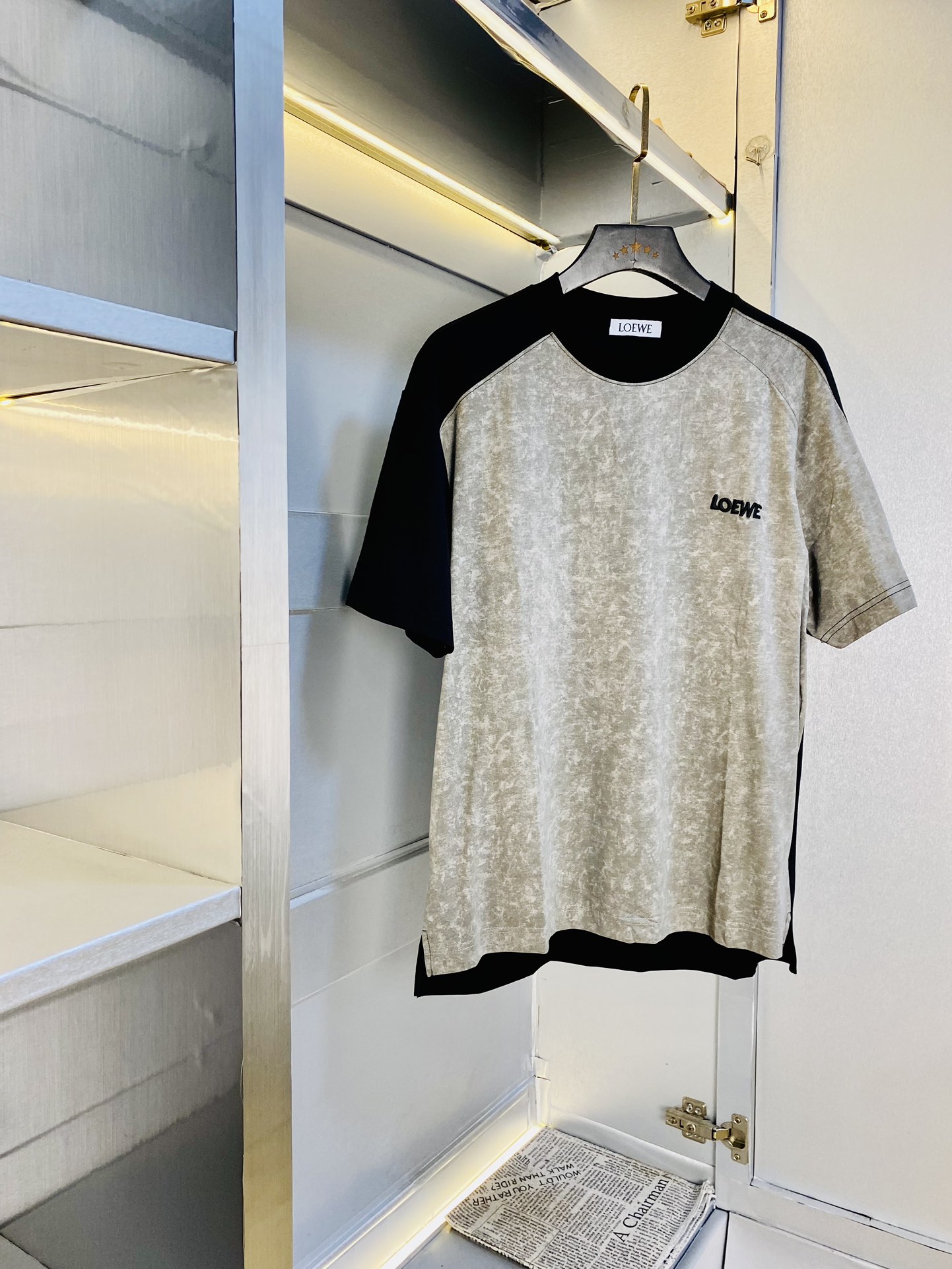 NO:466759,Wearing 240 pounds, Fatty Gospel, couple outfit Loewe, original quality, latest style, men's short-sleeved T-shirt, selected counter custom-made top mercerized cotton imported fabric, all details are perfectly 1 to 1 replica, restore the authentic 100% original hardware, high-end customized auxiliary materials, original factory original standard, excellent upper body effect!  M-3XL (175/140-150 catties M), loewe,loewe,t-shirt,tees,t-shirt,alexander wang19860909穿240斤 胖子福音 情侣装罗意威Loewe 原单品质 最新款 男装短袖T恤 精选专柜订制顶级丝光棉进口面料 所有细节做工完美1比1复刻 还原正品百分百 原版五金 高端订制辅料 原厂原标 上身效果超赞！码数偏大M-3XL(175/140-150斤穿M),,loewe,loewe,T-shirt,tees，t-shirt,alexander wang,Men's clothing