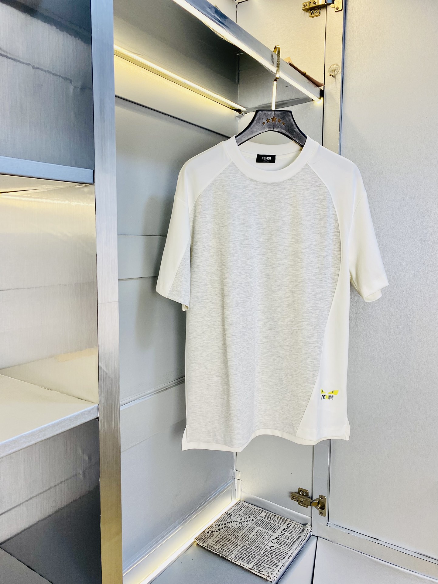 NO:466764,Wear 240 pounds, gospel of fat man, couple outfit Fendi, original quality, latest style, men's short-sleeved T-shirt, selected counter customized top mercerized cotton imported fabric, all details are perfectly 1 to 1 replica, restore the authentic 100% original hardware, high-end customized auxiliary materials, original factory original standard, excellent upper body effect!  M-3XL (175/140-150 catties M), fendi, fendi, T-shirt, tees, t-shirt, alexander wang19860909穿240斤 胖子福音 情侣装芬迪Fendi 原单品质 最新款 男装短袖T恤 精选专柜订制顶级丝光棉进口面料 所有细节做工完美1比1复刻 还原正品百分百 原版五金 高端订制辅料 原厂原标 上身效果超赞！码数偏大M-3XL(175/140-150斤穿M),,fendi,fendi,T-shirt,tees，t-shirt,alexander wang,Men's clothing