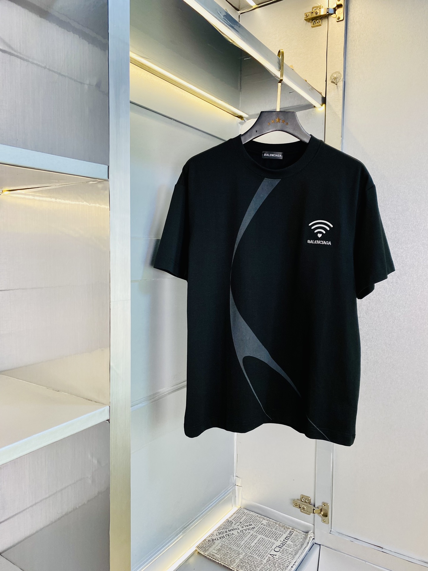 NO:472605,Wear 210 kilograms original order!  Fat Gospel Balenciaga Original quality 2025 latest short-sleeved T-shirt with five-point mid-sleeved selected counter custom-made top imported fabric with original wash mark!  Complete three standards, all the details are perfectly 1-to-1 reproduction, restore the authenticity 100% original hardware, high-end customized auxiliary materials, original factory original standards, excellent upper body effect!  M-3XL (175/130 catties M), balenciaga, balenciaga, T-shirt, tees, t-shirt, alexander wang19860909穿210斤 原单货！胖子福音巴黎世家Balenciaga 原单品质 2025最新款 短袖T恤 五分袖中袖 精选专柜订制顶级进口面料 带原版洗水唛！三标齐全 所有细节做工完美1比1复刻 还原正品百分百 原版五金 高端订制辅料 原厂原标 上身效果超赞！码数偏大M-3XL(175/130斤穿M),,balenciaga,balenciaga,T-shirt,tees，t-shirt,alexander wang,Men's clothing