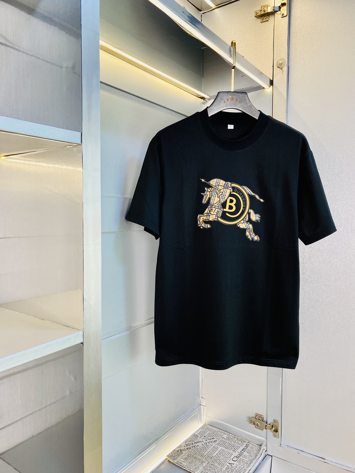 NO:486380,Wearing 210 pounds, Fatty Gospel, Couple suit Burberry, Burberry, Original quality, 2025 latest style, Men's short-sleeved T-shirt, Selected counter custom-made top-grade cotton imported fabric, all details are perfectly 1 to 1 replica, restore the authenticity 100% original hardware, high-end customized auxiliary materials, original factory original standard, the upper body effect is excellent!  Code number M-4XL, burberry, burberry, T-shirt, tees, t-shirt, alexander wang19860909穿210斤 胖子福音 情侣装巴宝莉Burberry 原单品质 2025最新款 男装短袖T恤 精选专柜订制顶级纯棉进口面料 所有细节做工完美1比1复刻 还原正品百分百 原版五金 高端订制辅料 原厂原标 上身效果超赞！码数M-4XL,,burberry,burberry,T-shirt,tees，t-shirt,alexander wang,Men's clothing