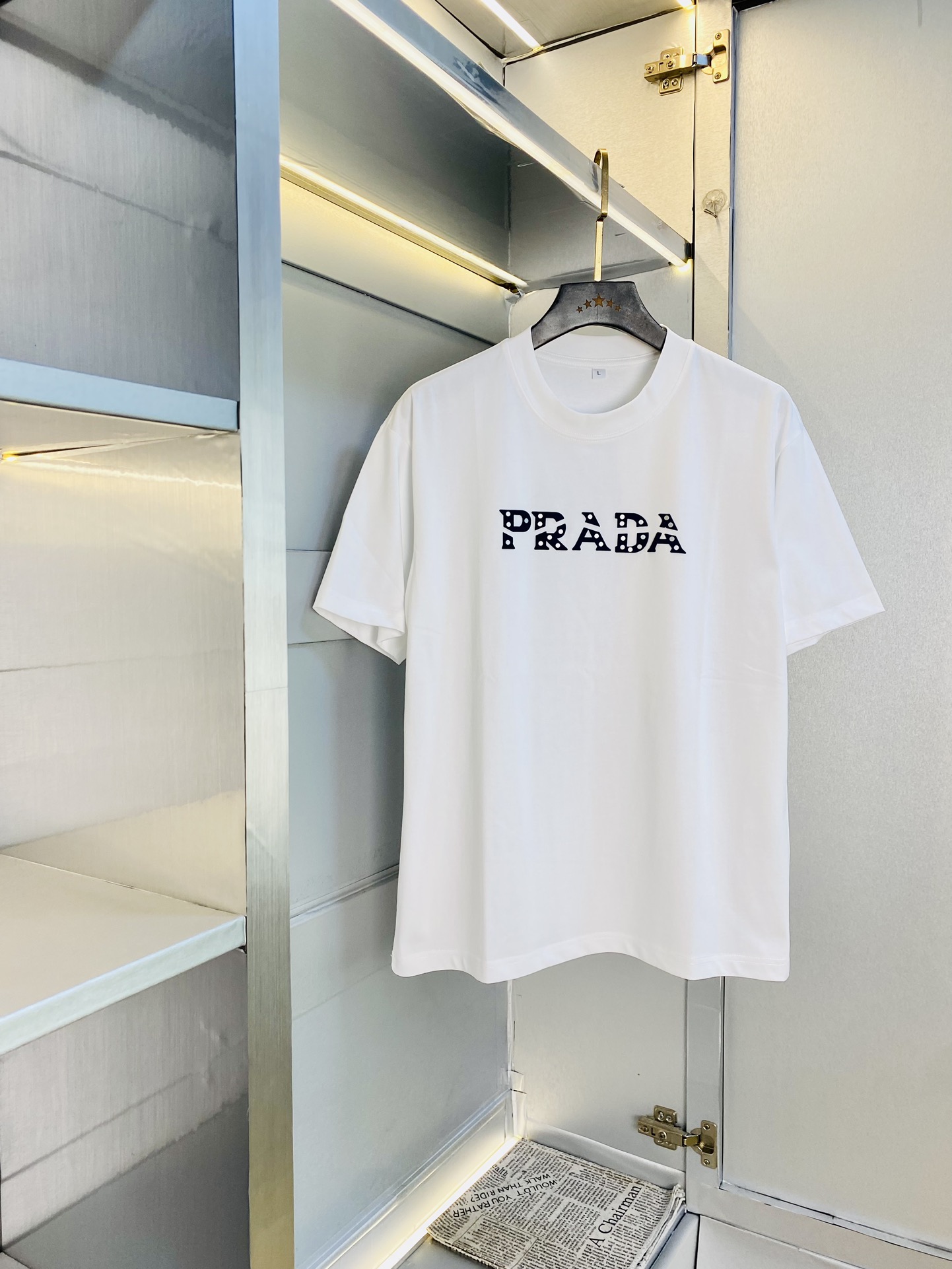 NO:486387,Wearing 210 pounds, Fatty Gospel, Couple outfit Prada Prada Original quality, 2025 latest style, men's short-sleeved T-shirt, selected counter customized top-grade cotton imported fabric, all details are perfectly 1 to 1 replica, restore the authentic 100% original hardware, high-end customized auxiliary materials, original factory original standard, excellent upper body effect!  Code number M-4XL, prada, prada, T-shirt,tees, t-shirt,alexander wang19860909穿210斤 胖子福音 情侣装普拉达Prada 原单品质 2025最新款 男装短袖T恤 精选专柜订制顶级纯棉进口面料 所有细节做工完美1比1复刻 还原正品百分百 原版五金 高端订制辅料 原厂原标 上身效果超赞！码数M-4XL,,prada,prada,T-shirt,tees，t-shirt,alexander wang,Men's clothing