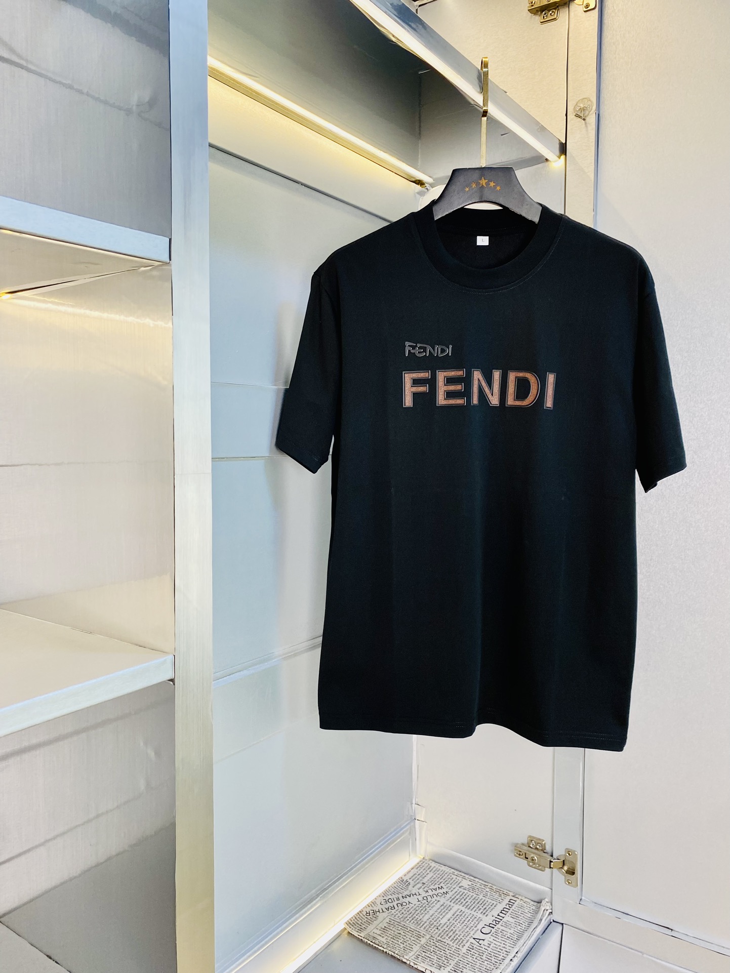 NO:515933,Wearing 210 pounds, Fatty Gospel, Couple outfit Fendi, Original quality, 2025 latest style, Men's short-sleeved T-shirt, Selected counter custom-made top-grade cotton imported fabric, all details are perfectly 1 to 1 replica, restore the authenticity 100% original hardware, high-end customized auxiliary materials, original factory original standard, excellent upper body effect!  Code number M-4XL, fendi, fendi, T-shirt, tees, t-shirt, alexander wang19860909穿210斤 胖子福音 情侣装芬迪Fendi 原单品质 2025最新款 男装短袖T恤 精选专柜订制顶级纯棉进口面料 所有细节做工完美1比1复刻 还原正品百分百 原版五金 高端订制辅料 原厂原标 上身效果超赞！码数M-4XL,,fendi,fendi,T-shirt,tees，t-shirt,alexander wang,Men's clothing