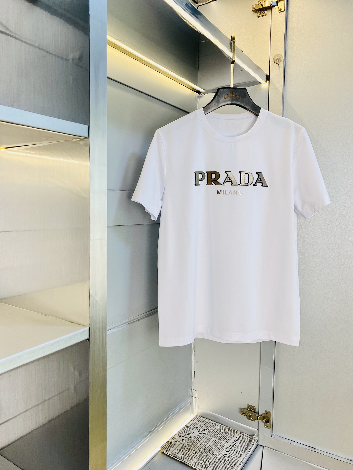 NO:511592,Wear 240 pounds, Fatty Gospel, Couple model, Size M-6XL, Prada Prada, Original quality, Latest style, Round neck short-sleeved T-shirt, Selected counter customized top-grade double mercerized cotton imported fabric, all details are perfectly 1 to 1 replica, restore the authentic 100% original hardware, high-end customized auxiliary materials, original factory original standard, the upper body effect is excellent!  ,,prada,prada,T-shirt,tees,t-shirt,alexander wang19860909穿240斤 胖子福音 情侣款 码数M-6XL 普拉达Prada 原单品质 最新款 圆领短袖T恤衣服 精选专柜订制顶级双丝光棉进口面料 所有细节做工完美1比1复刻 还原正品百分百 原版五金 高端订制辅料 原厂原标 上身效果超赞！,,prada,prada,T-shirt,tees，t-shirt,alexander wang,Men's clothing